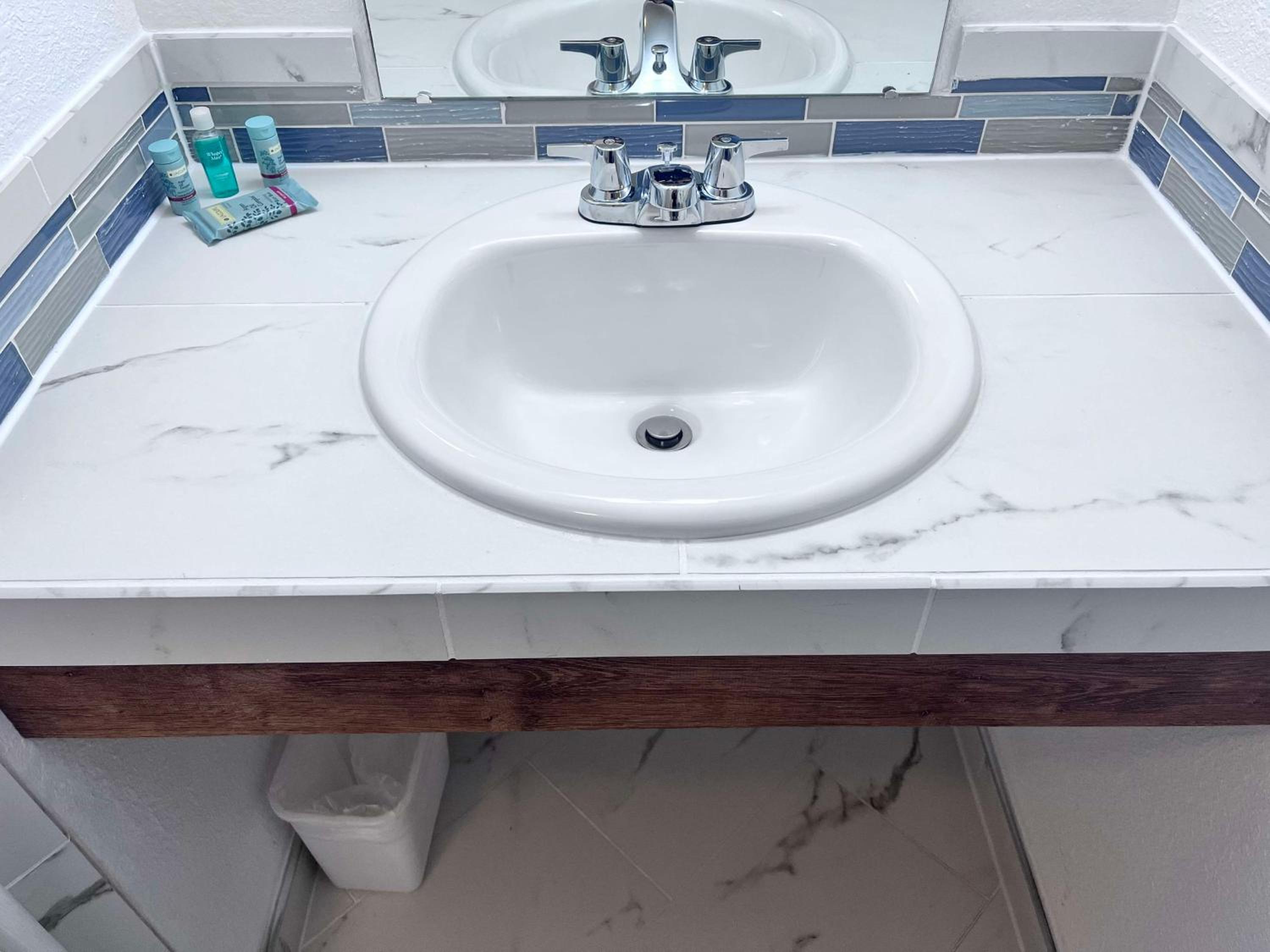 Queen Room with Roll-In Shower - Disability Access photo 3