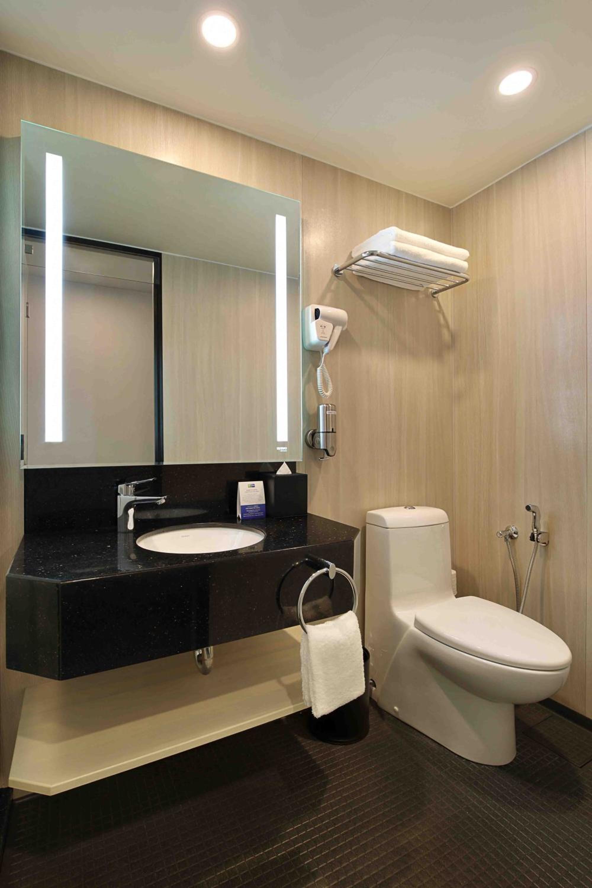 Standard Room with Free Breakfast - Photo 6