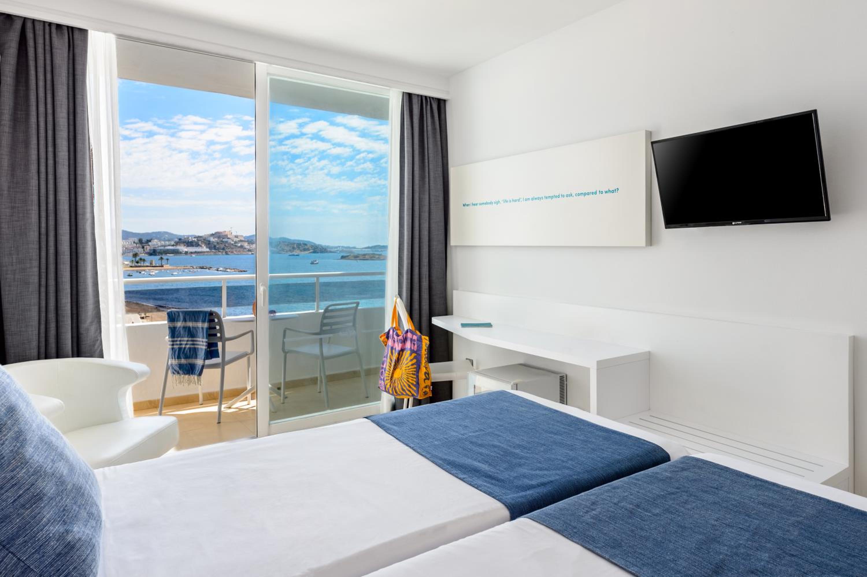 Twin Room with Lateral Sea View photo 3