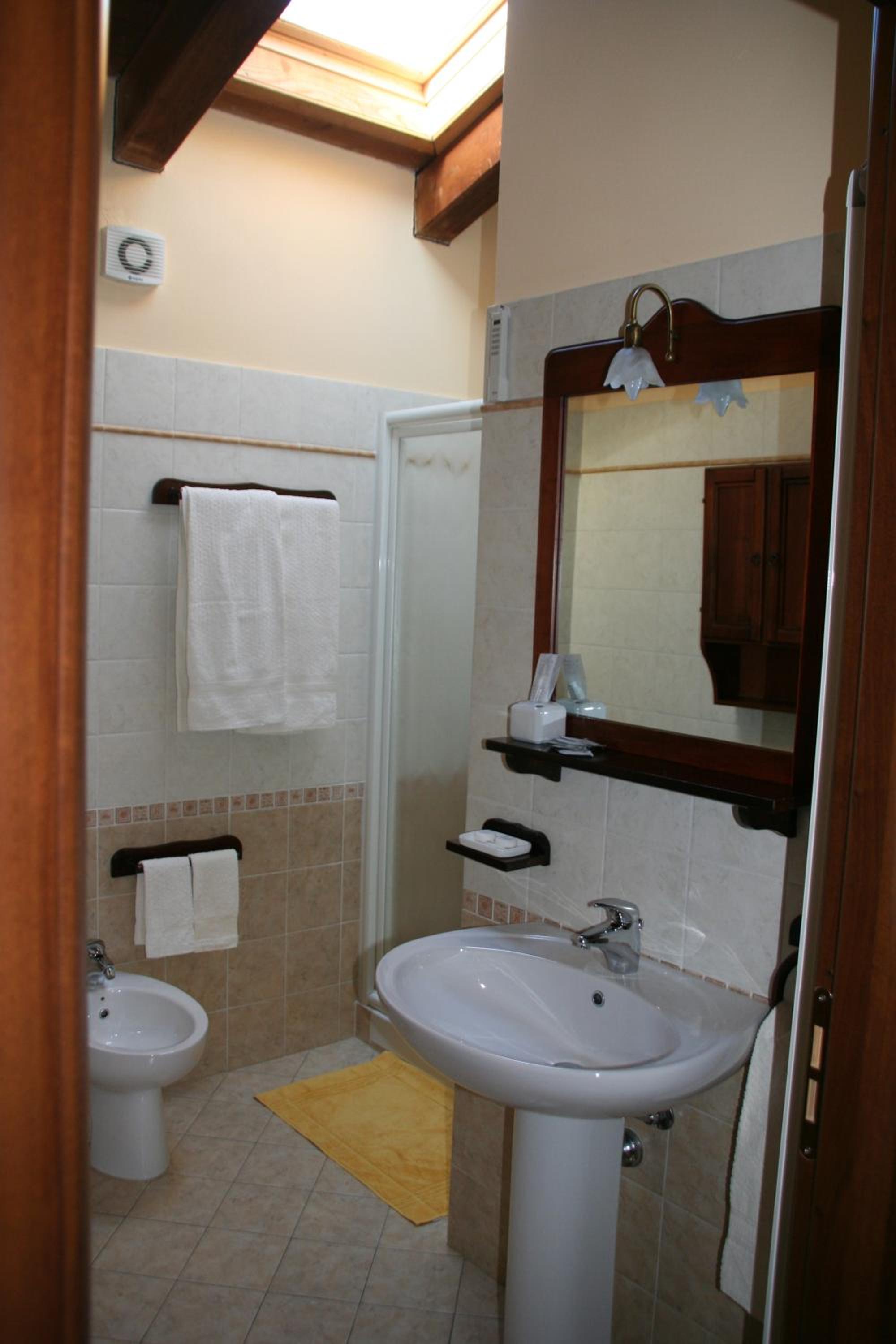 Twin Room with Bathroom photo 2