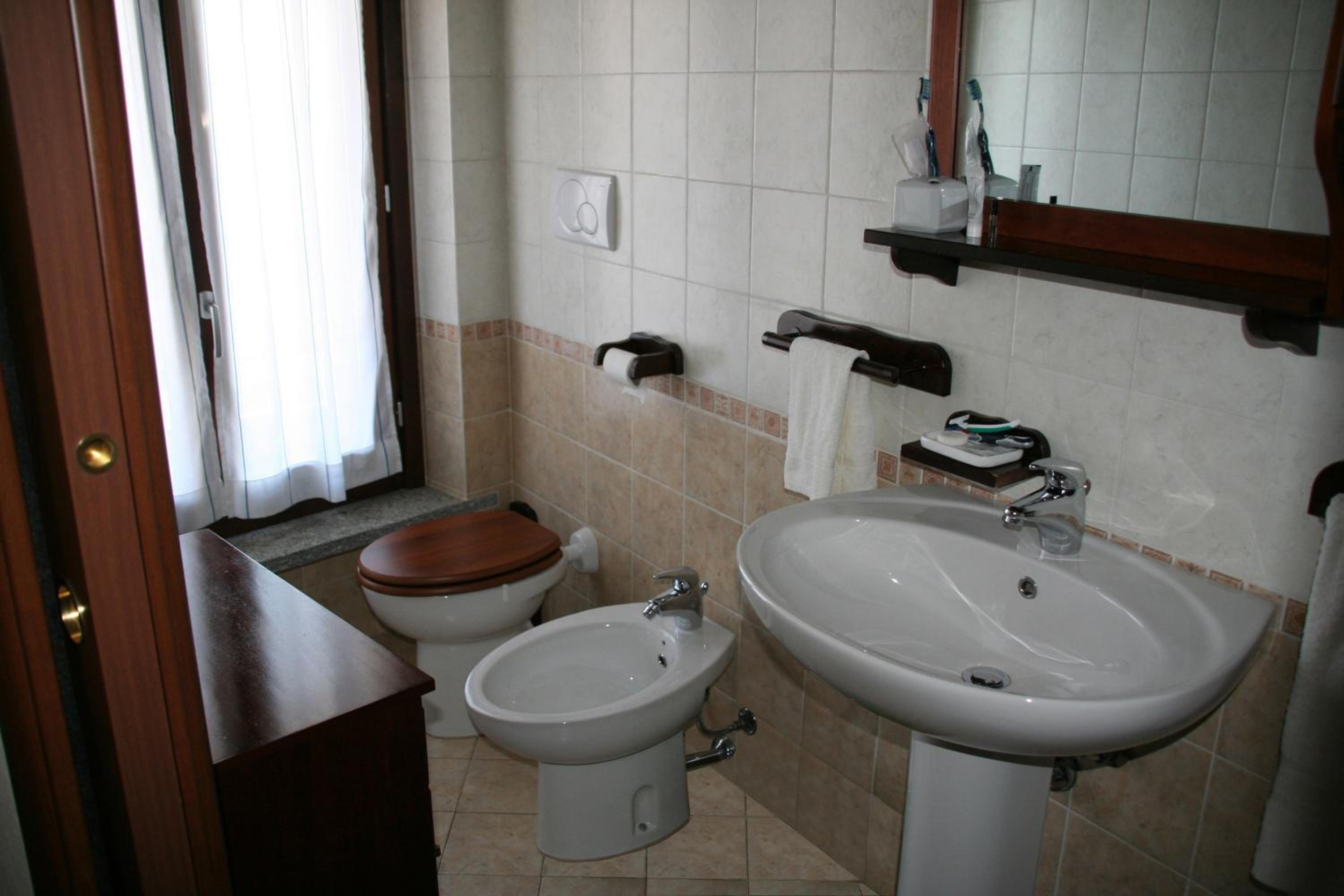 Single Room with Bathroom photo 3