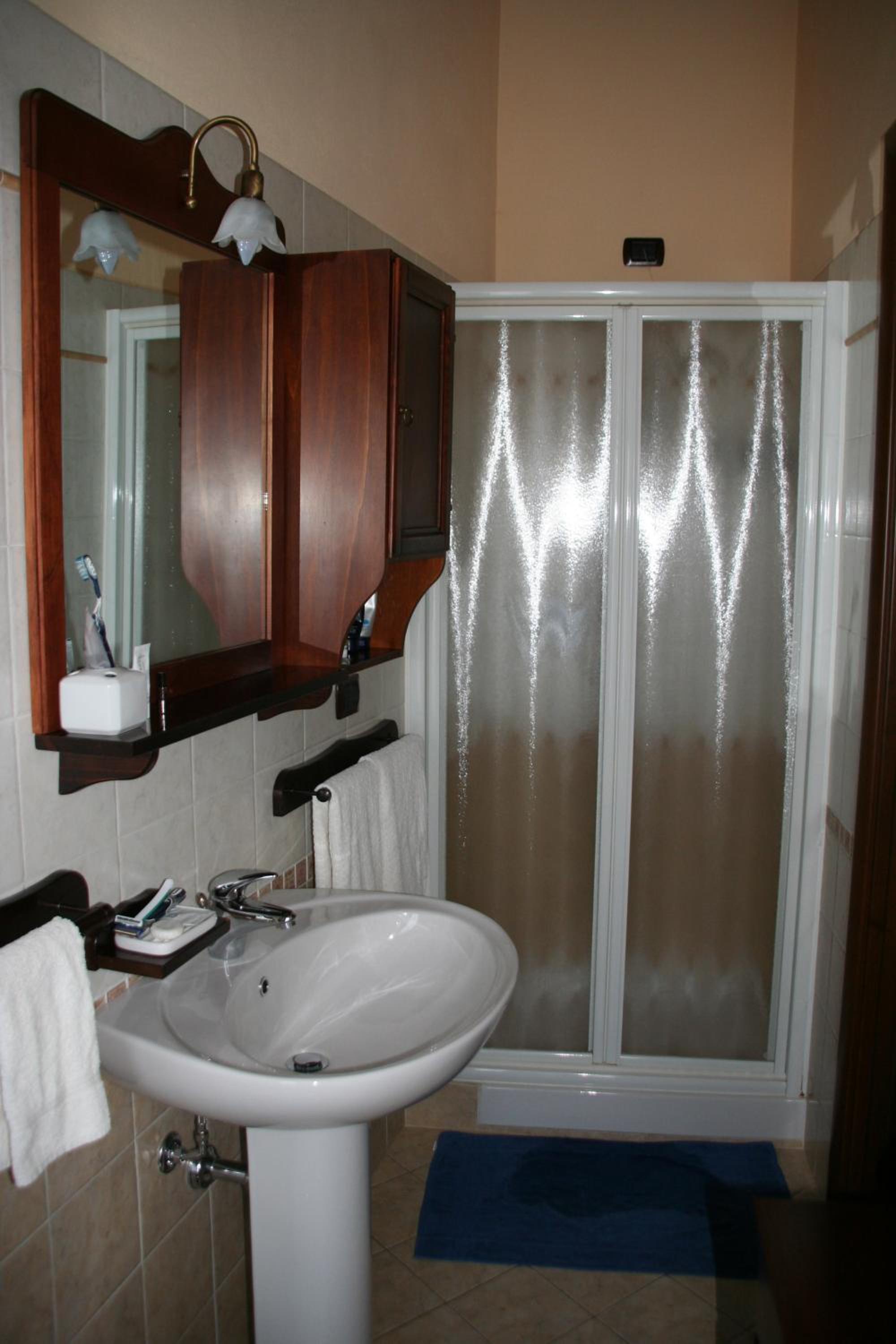 Single Room with Bathroom photo 2