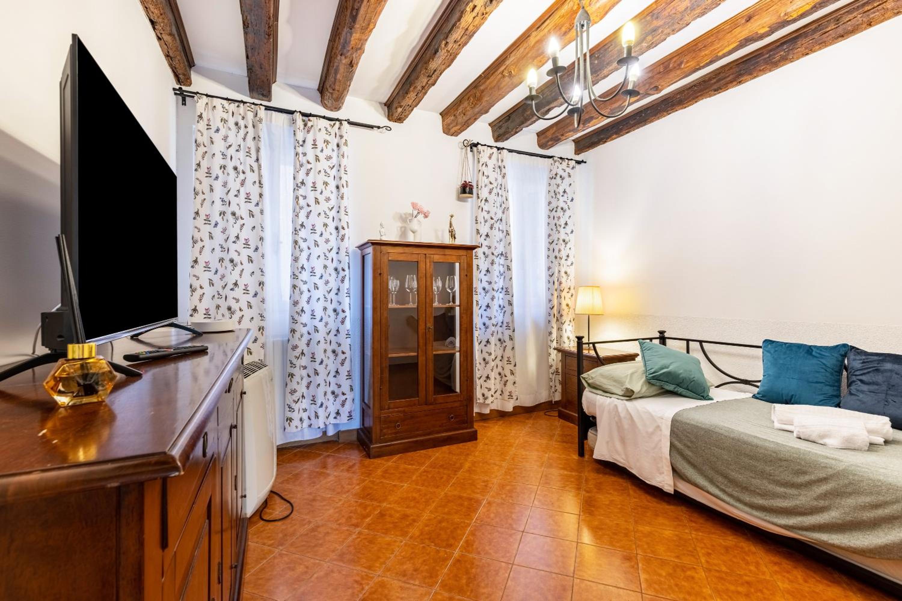 Superior One-Bedroom Apartment photo 2