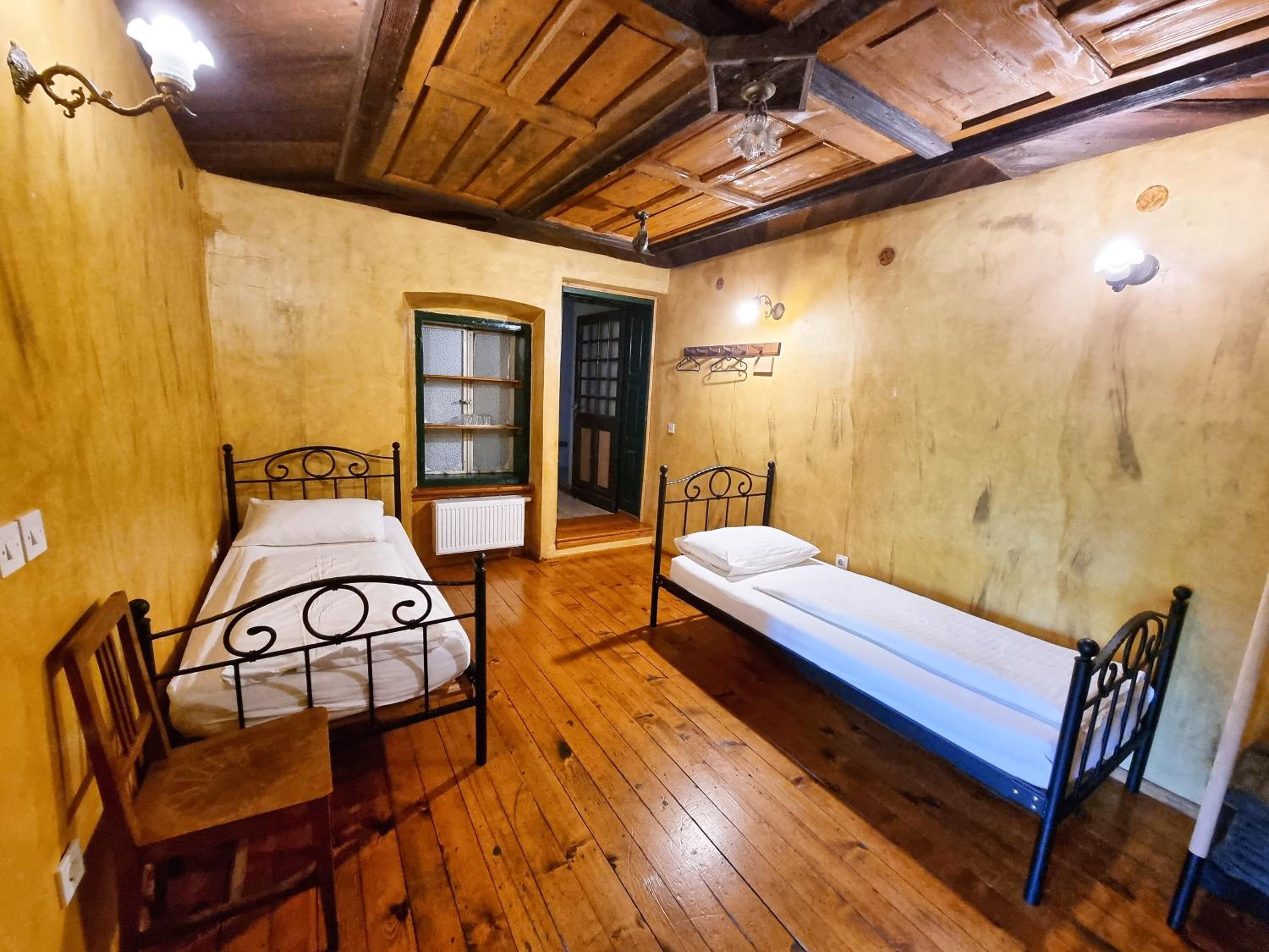 Large Room with Two Private Bathrooms photo 2