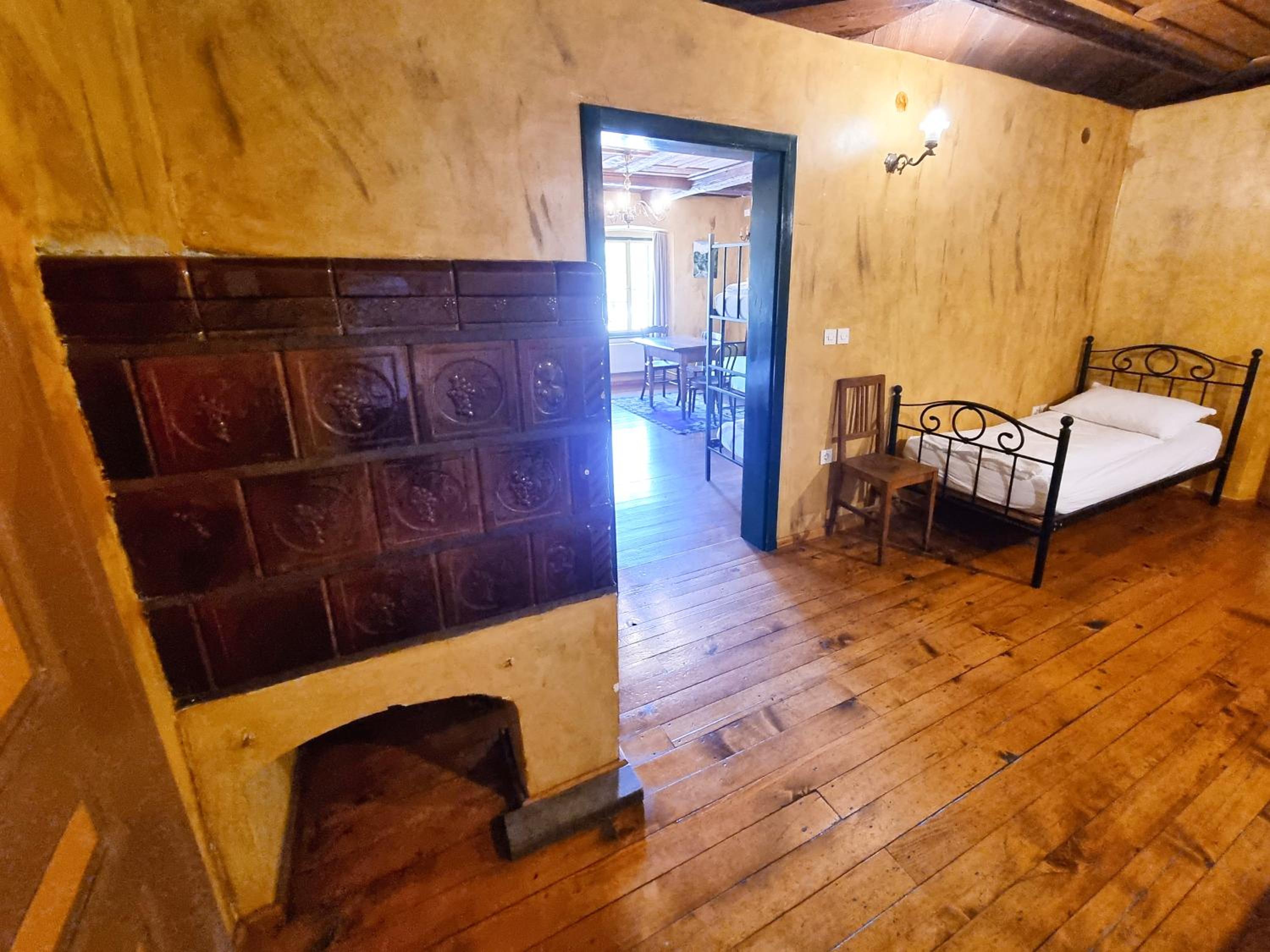 Large Room with Two Private Bathrooms photo 3
