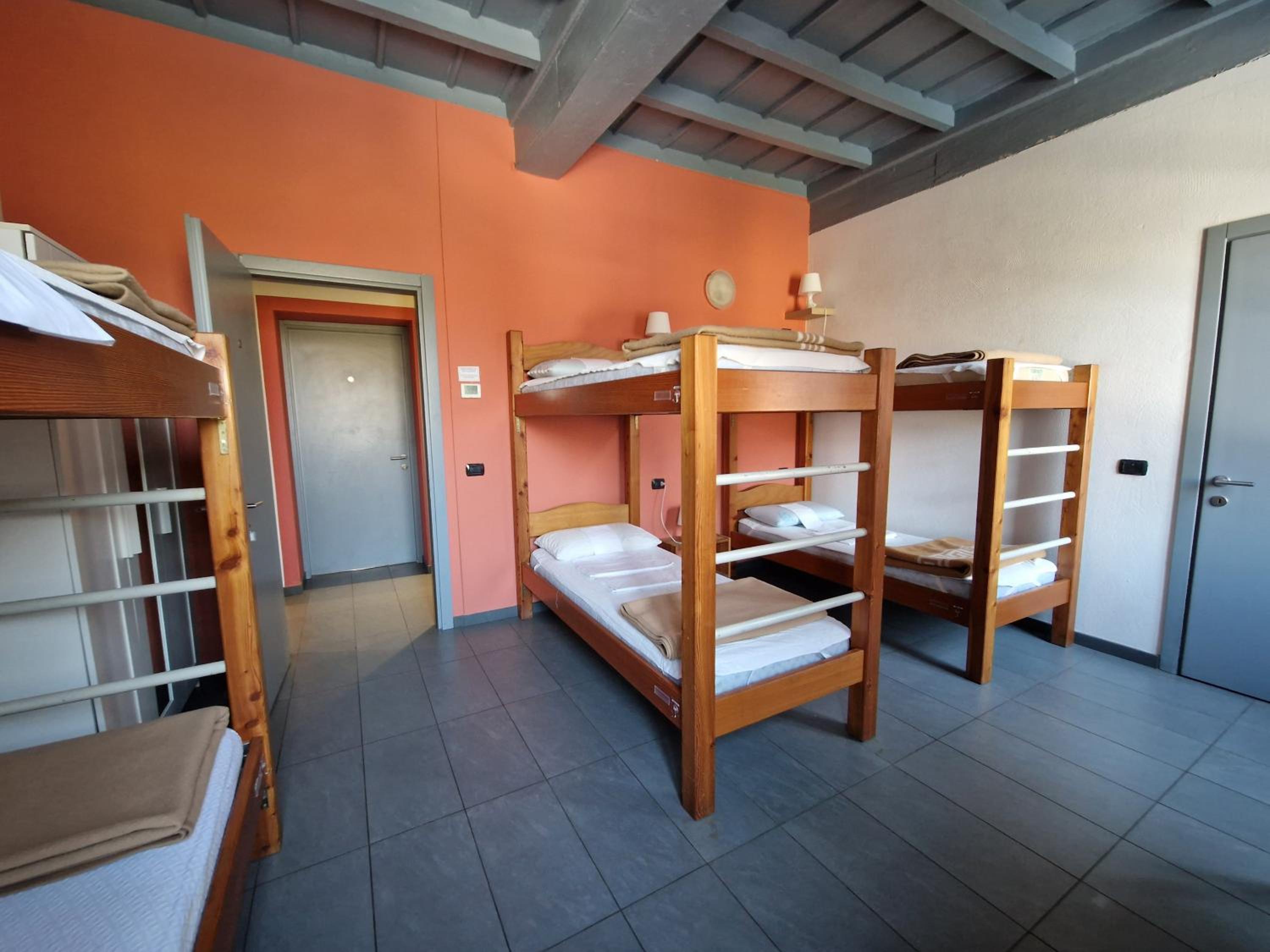 Bed in 6-Bed Mixed Dormitory Room photo 2