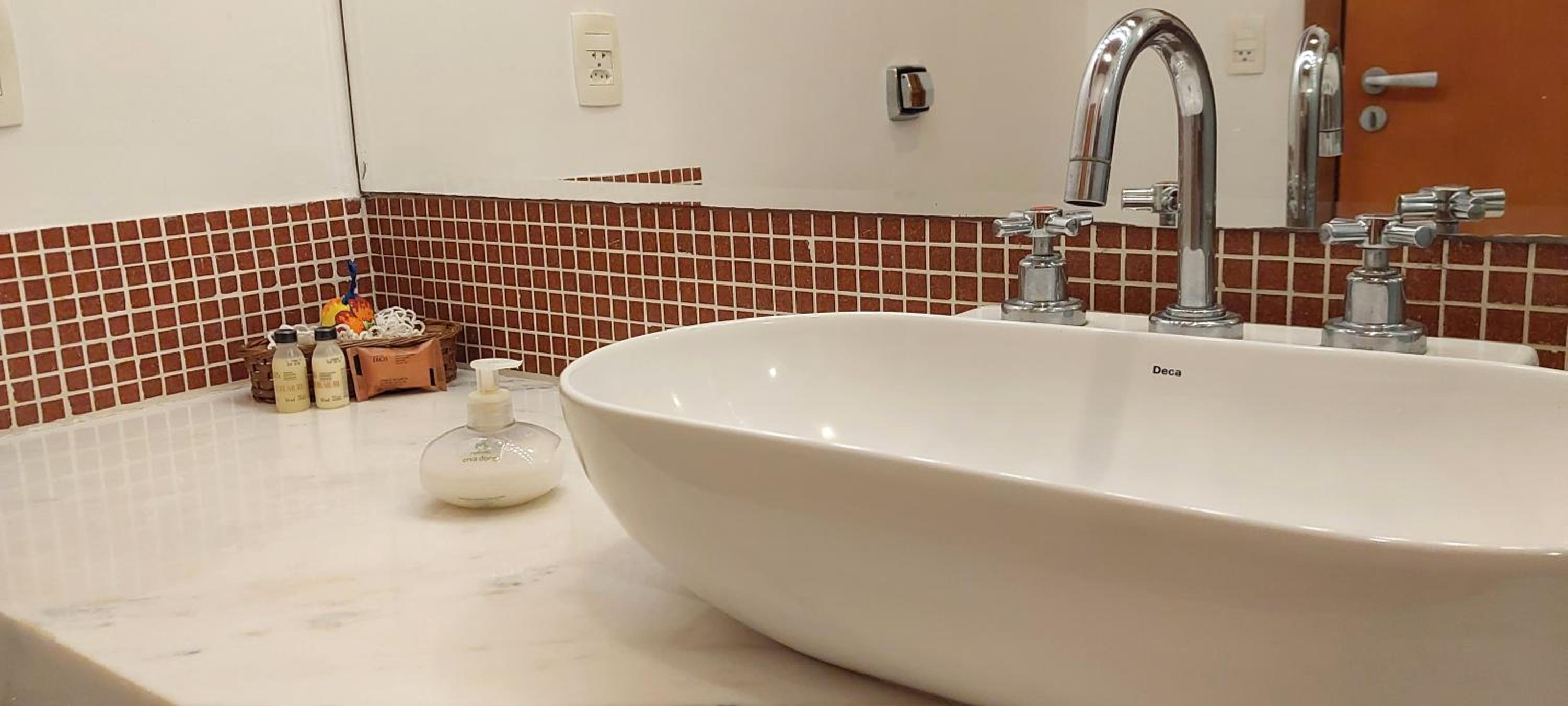 Deluxe Queen Suite - Photo 10
