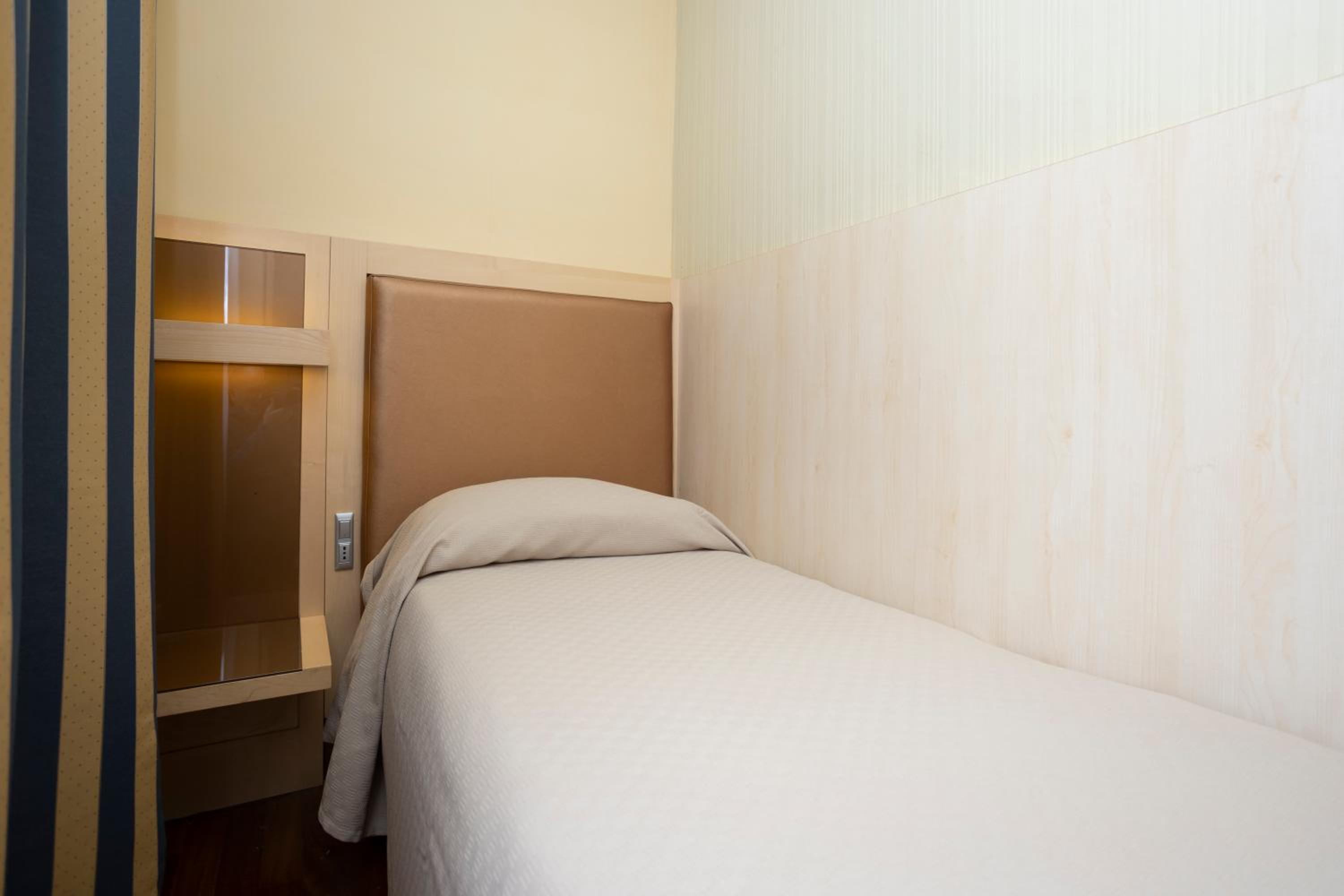 Double or Twin Room - Photo 9