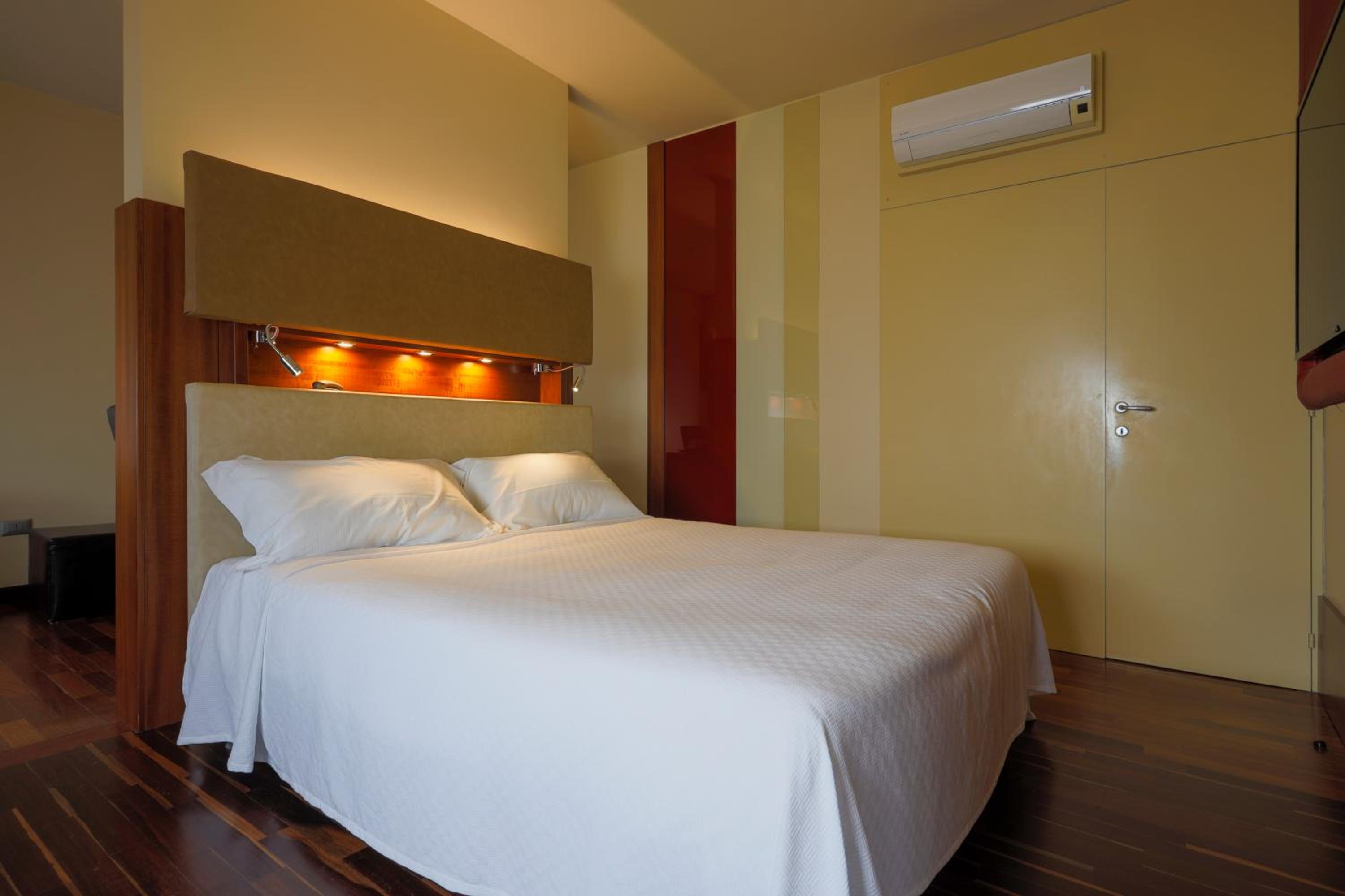 Double or Twin Room - Photo 4