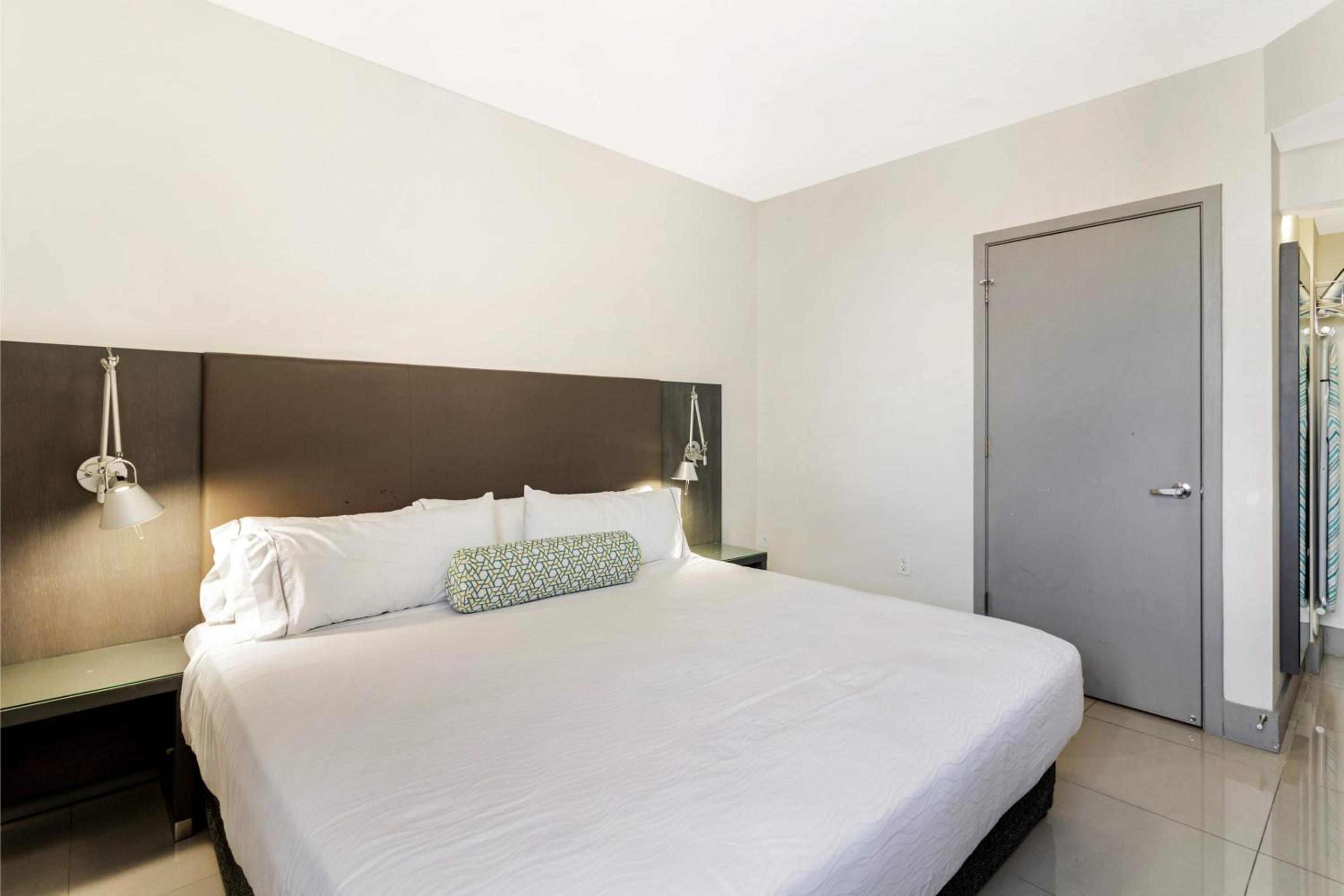 One Bedroom with Balcony Apartment photo 2