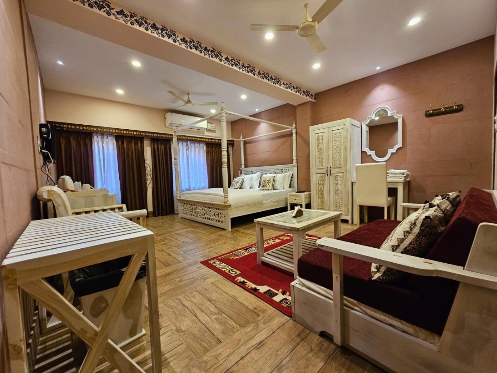 King Suite with Balcony - Photo 4