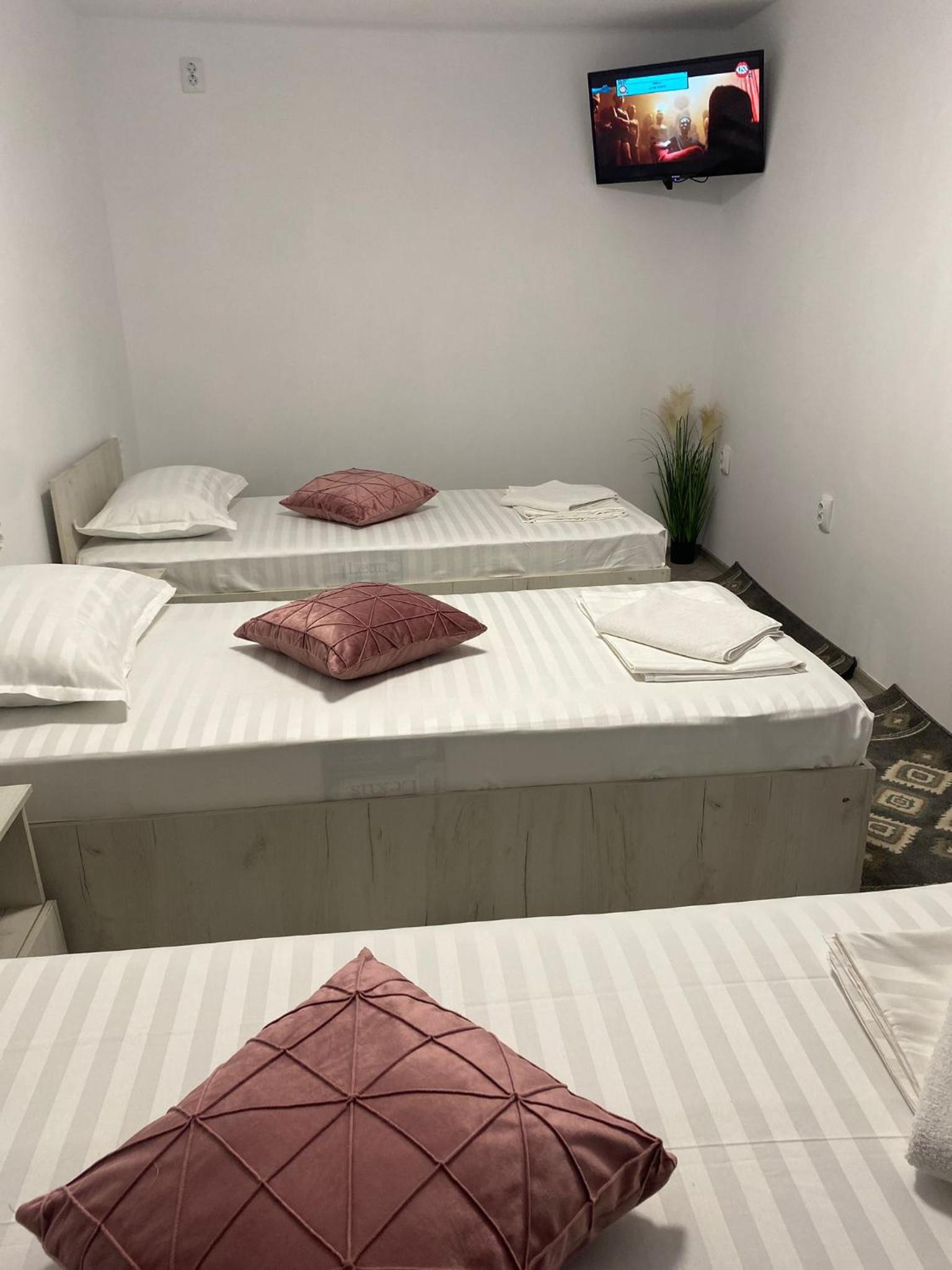 Triple Room with Private Bathroom - Photo 12