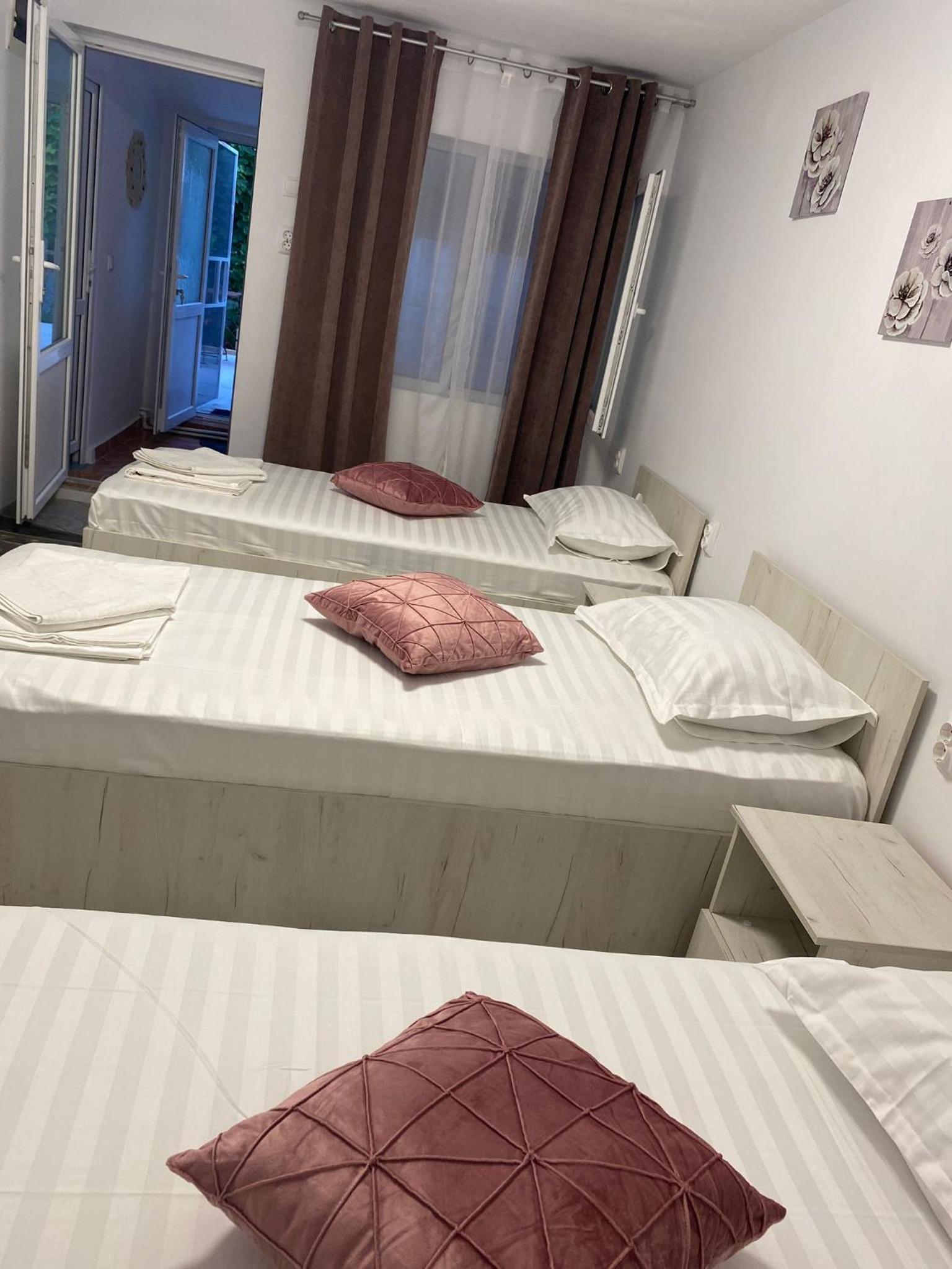 Triple Room with Private Bathroom - Photo 2