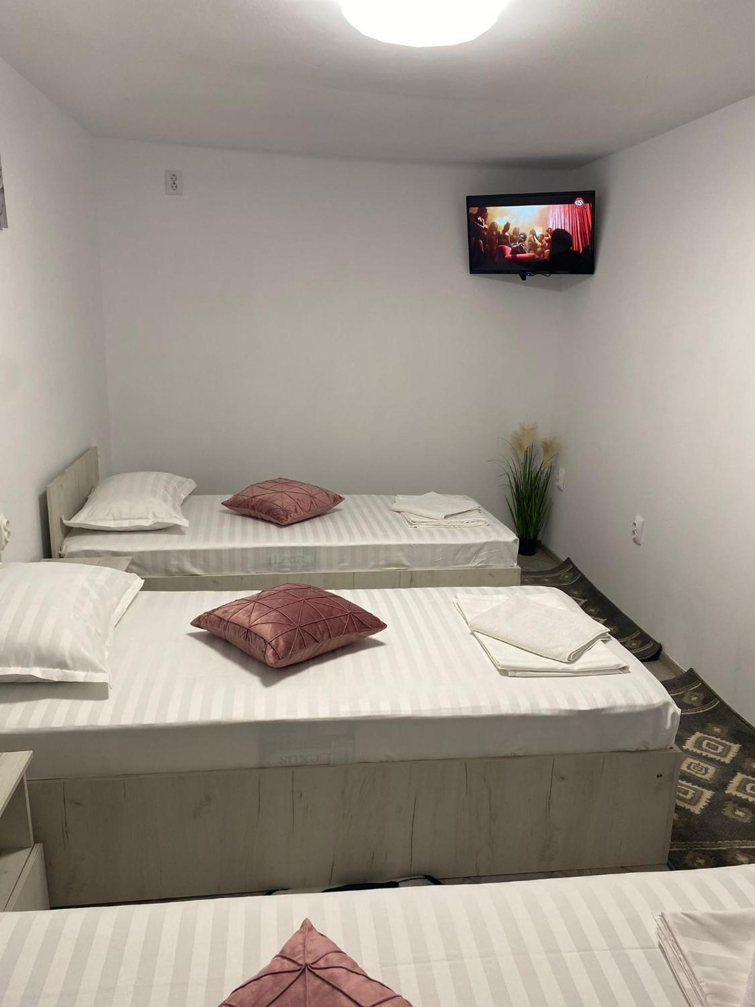 Triple Room with Private Bathroom - Photo 3