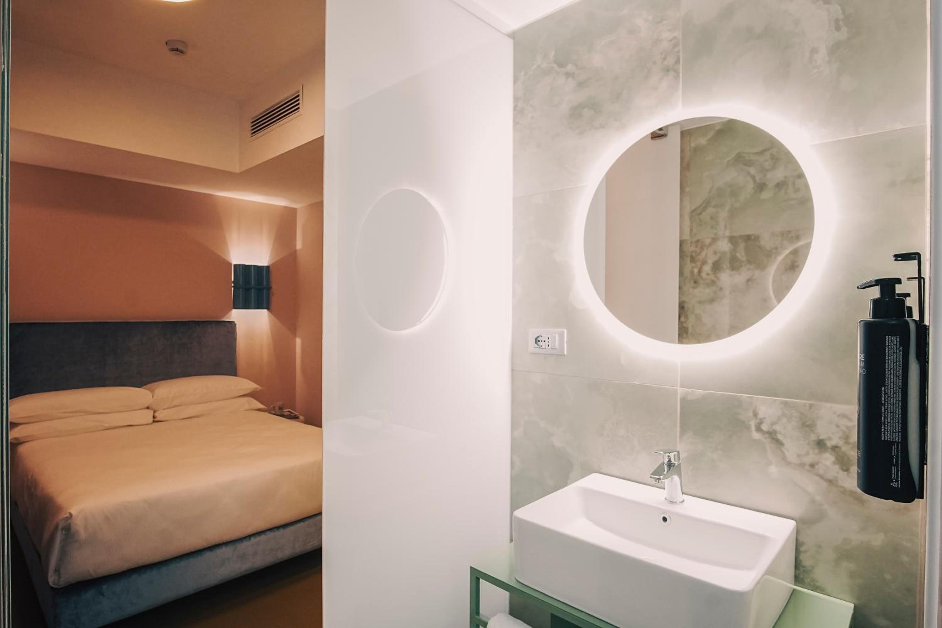 Small Double Room thumbnail 5