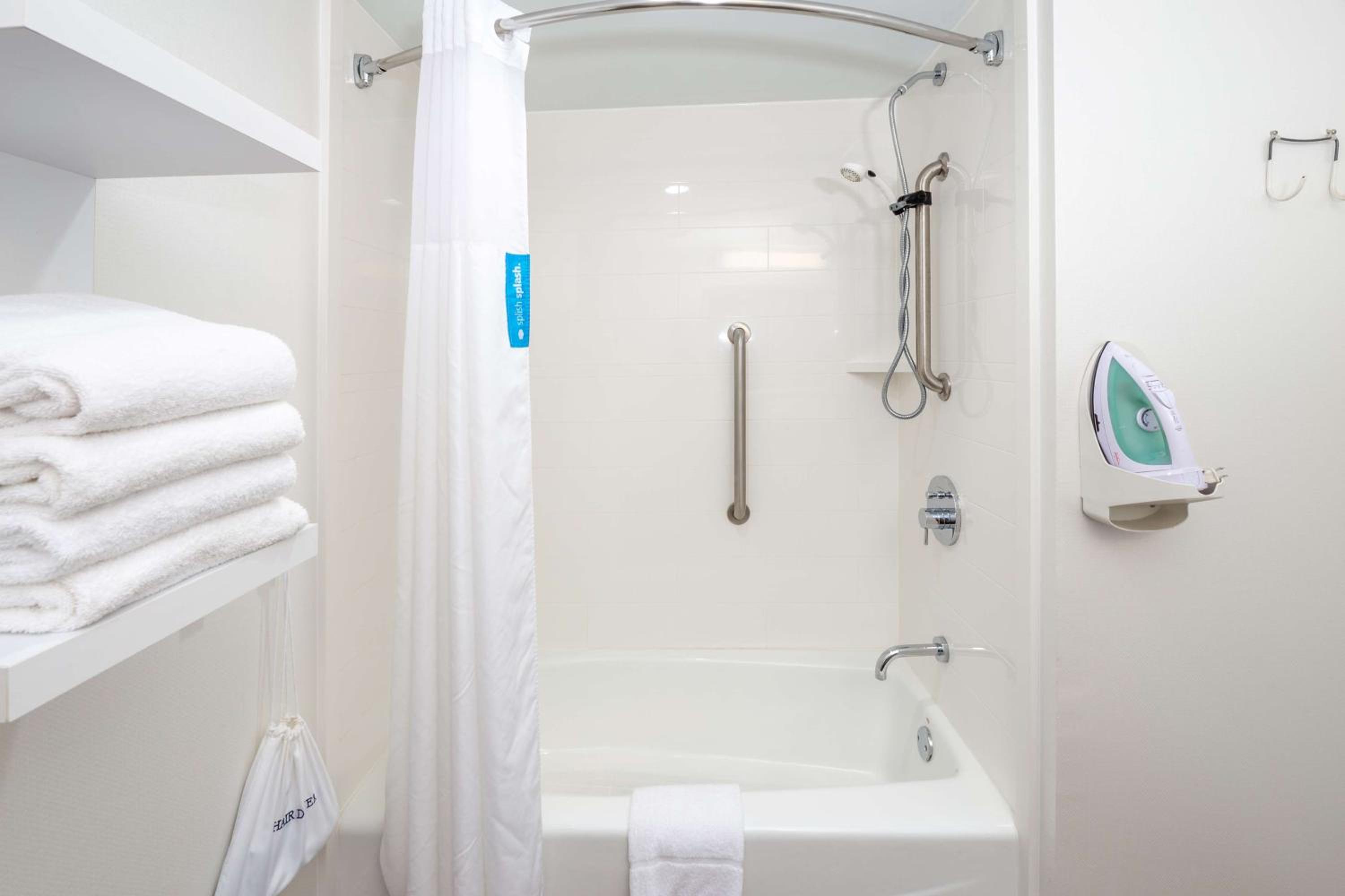King Room with Accessible Tub - Mobility and Hearing Access/Non-Smoking - Photo 5