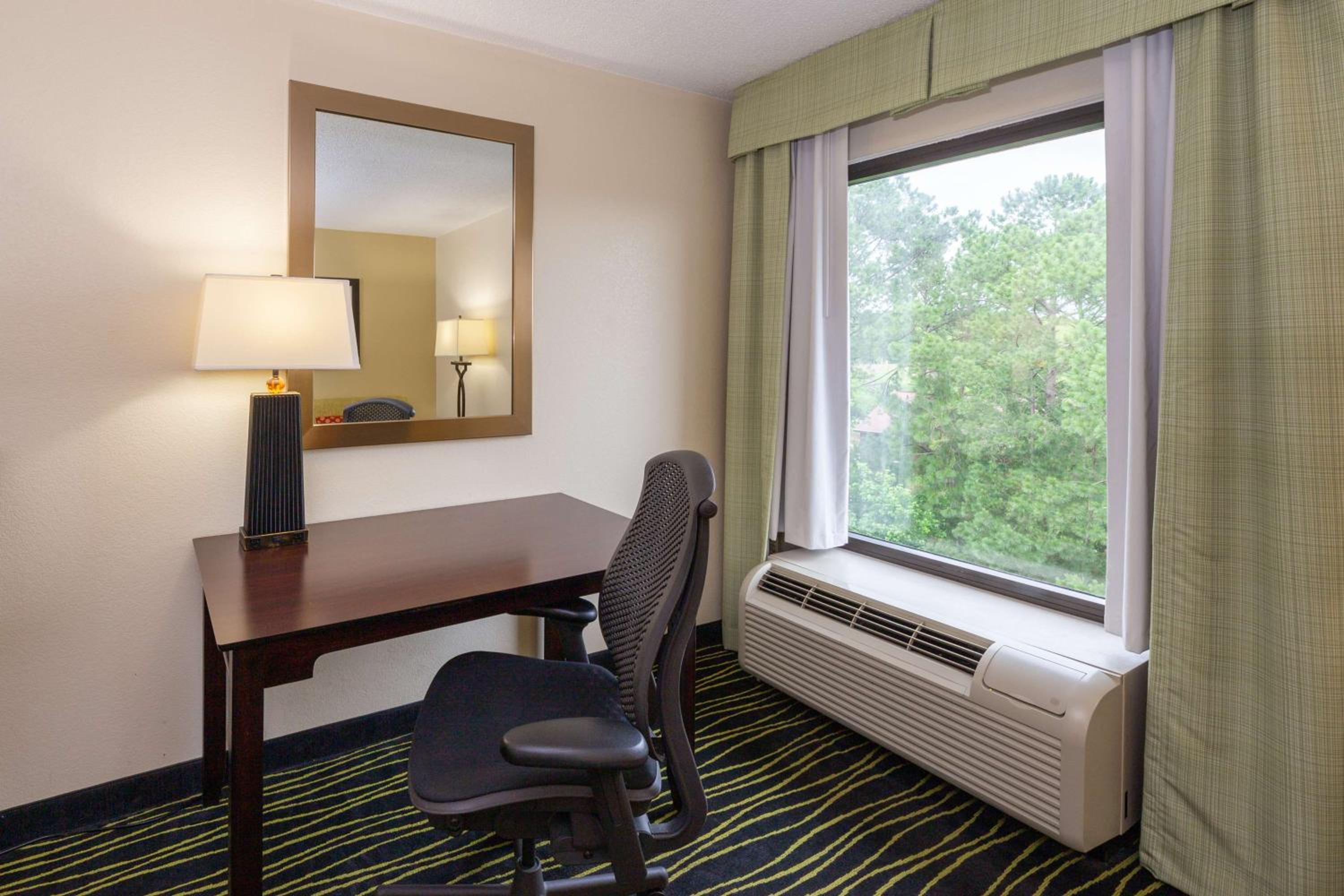 King Room with Sofa Bed and Study - Non-Smoking - Photo 4