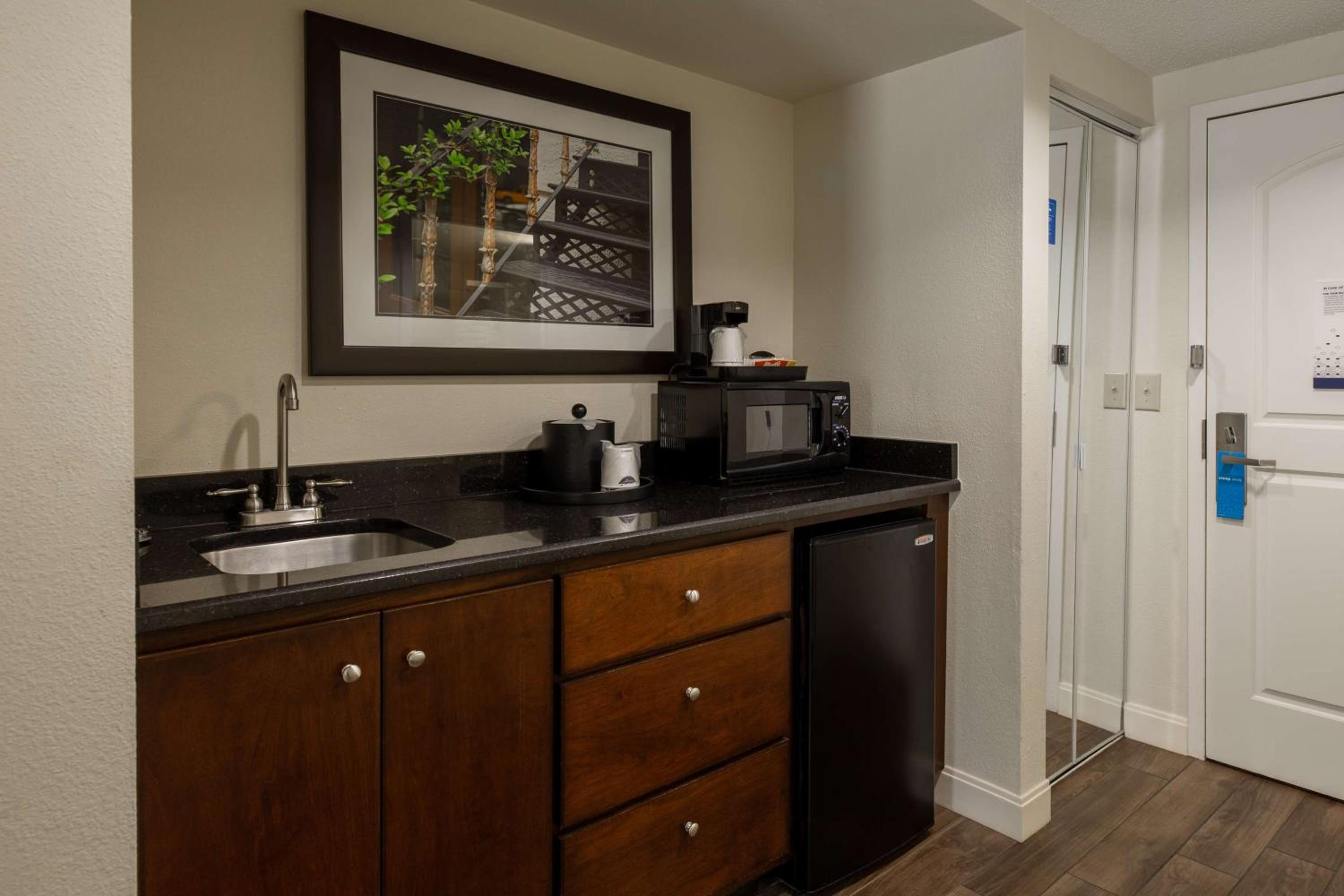 King Studio Suite - Non-Smoking - Photo 3