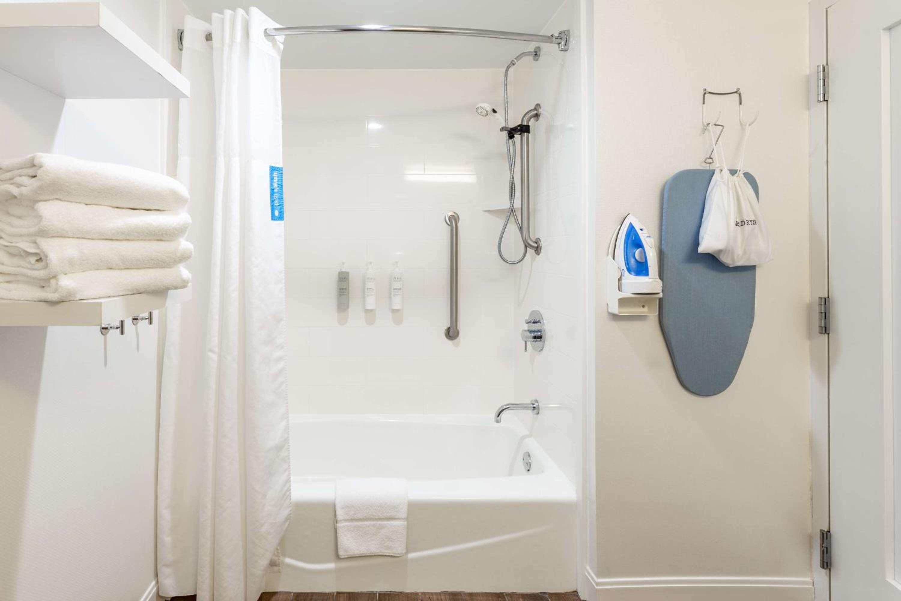 King Room with Accessible Tub - Mobility and Hearing Access/Non-Smoking - Photo 4