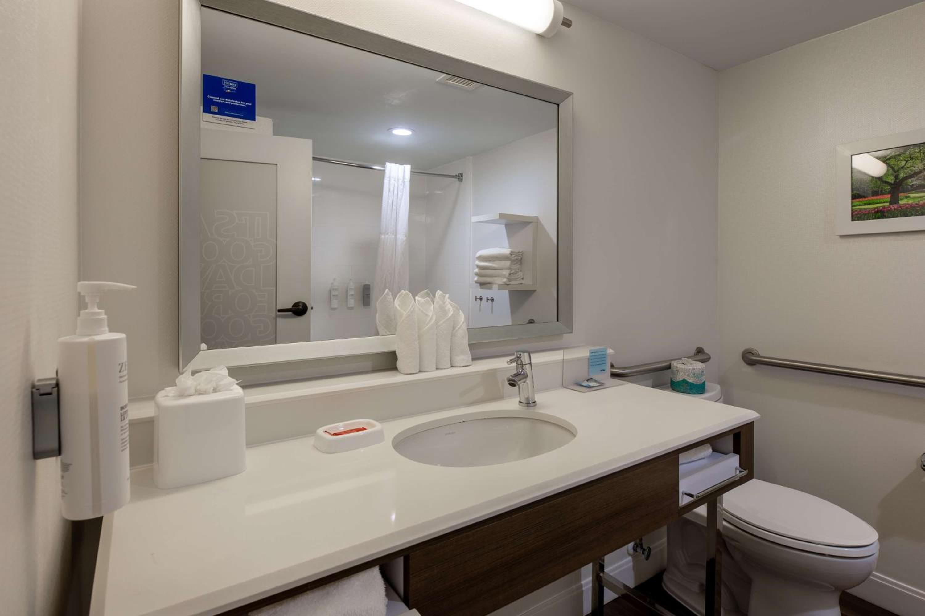 King Room with Accessible Tub - Mobility and Hearing Access/Non-Smoking - Photo 6
