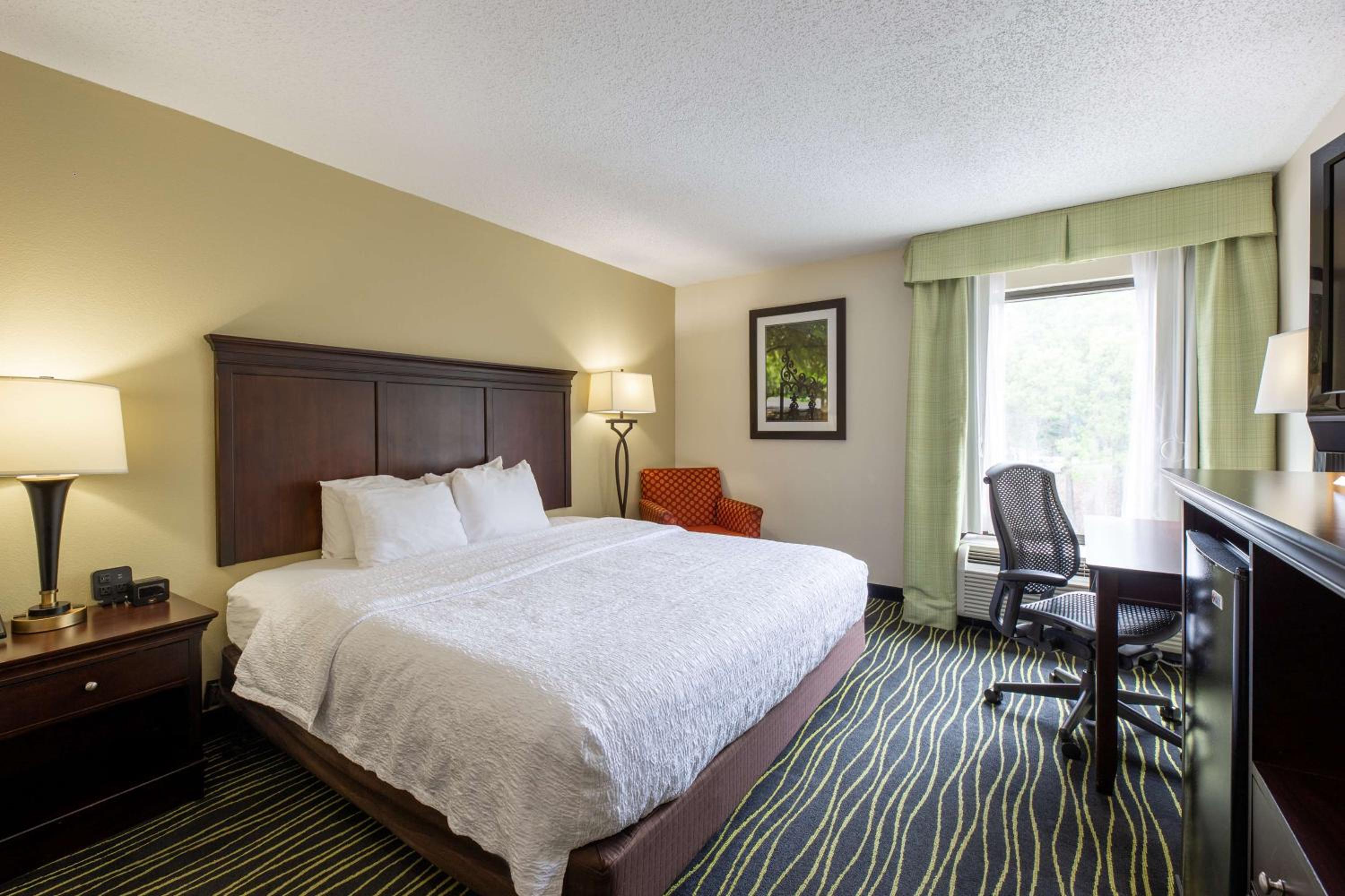 King Room with Accessible Tub - Mobility and Hearing Access/Non-Smoking - Photo 3