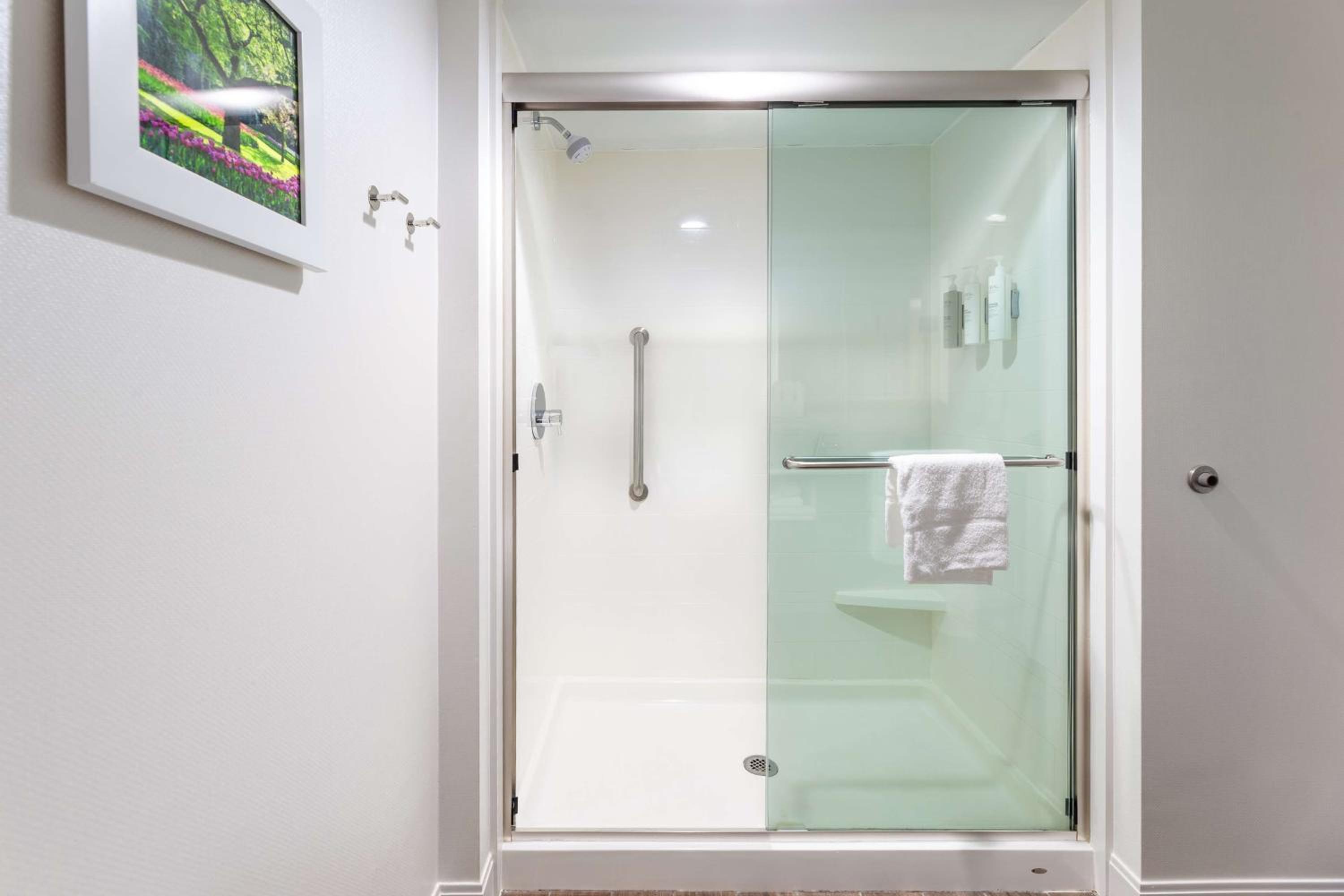 King Room with Accessible Tub - Mobility and Hearing Access/Non-Smoking - Photo 2