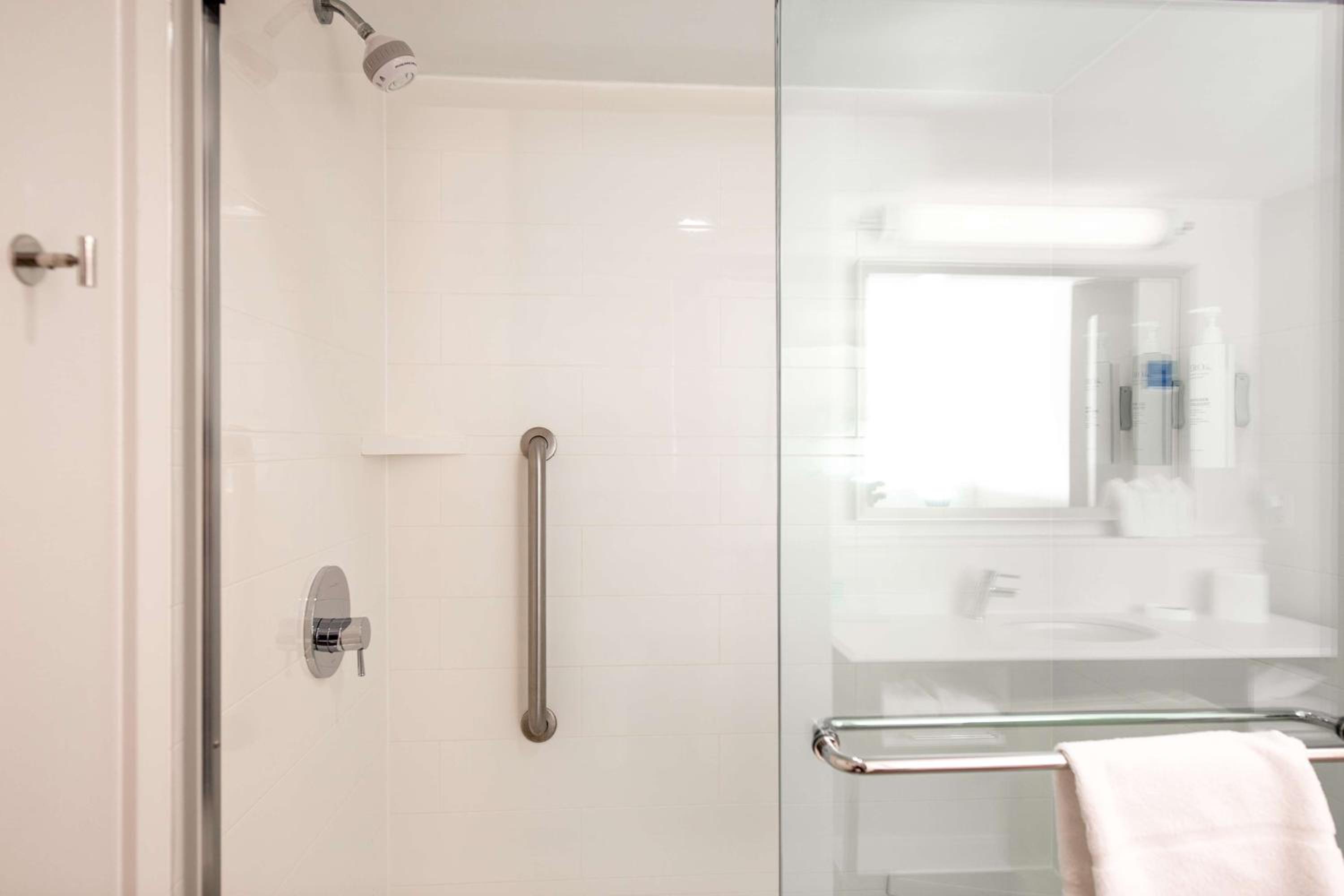 King Suite with Lake View - Non-Smoking - Photo 7