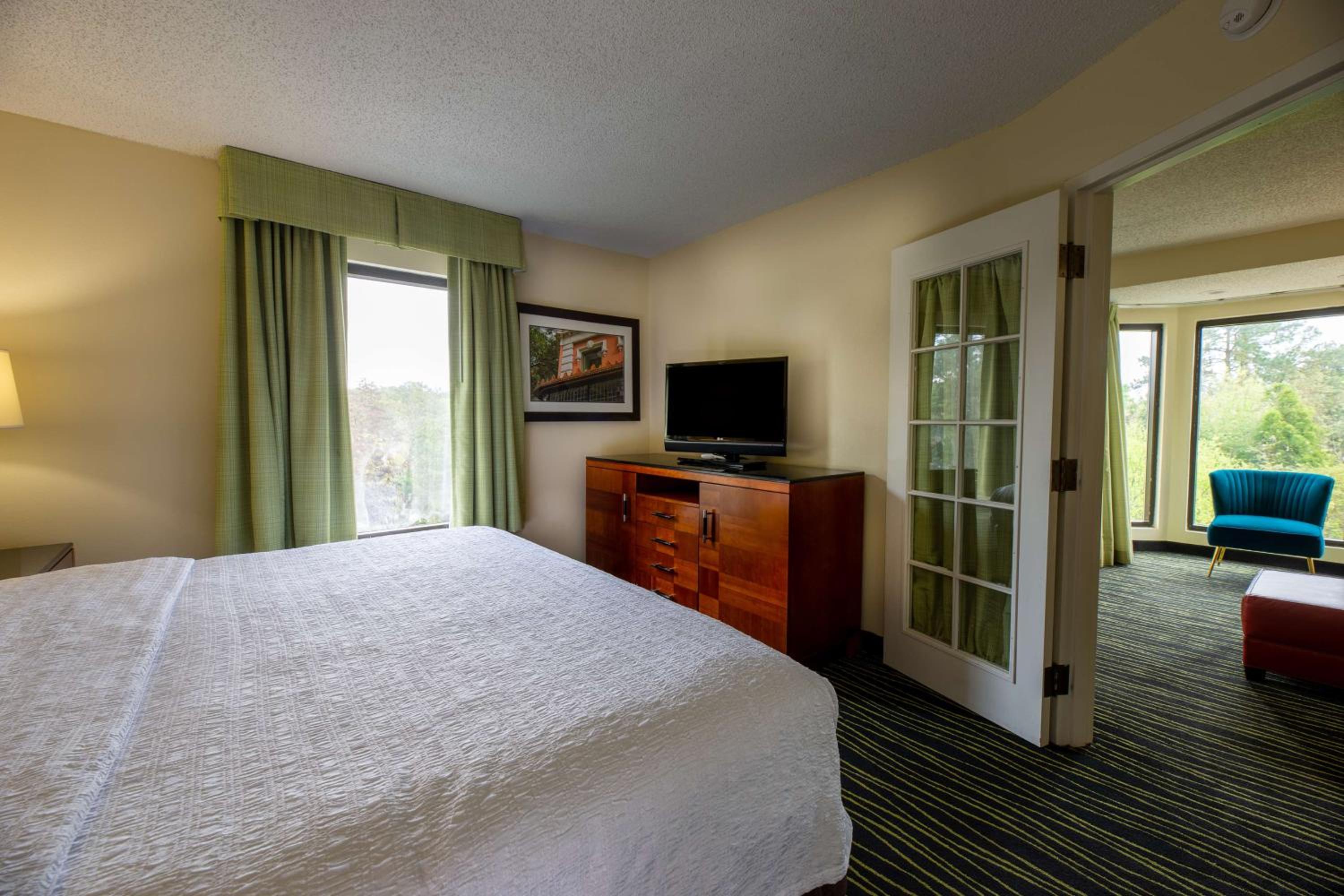 King Suite with Lake View - Non-Smoking - Photo 6