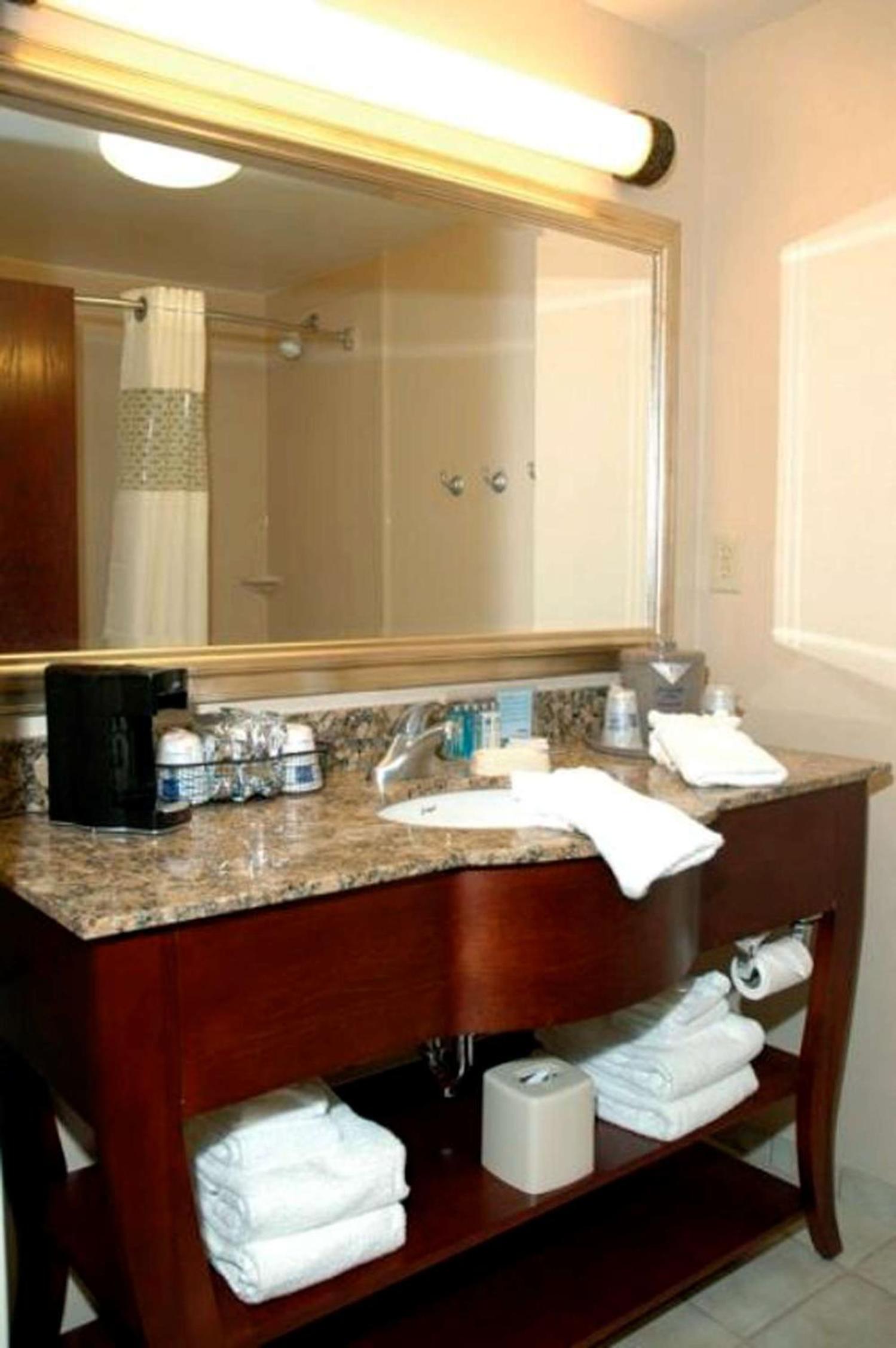 Room with Two Queen Beds - Non-Smoking - Photo 2