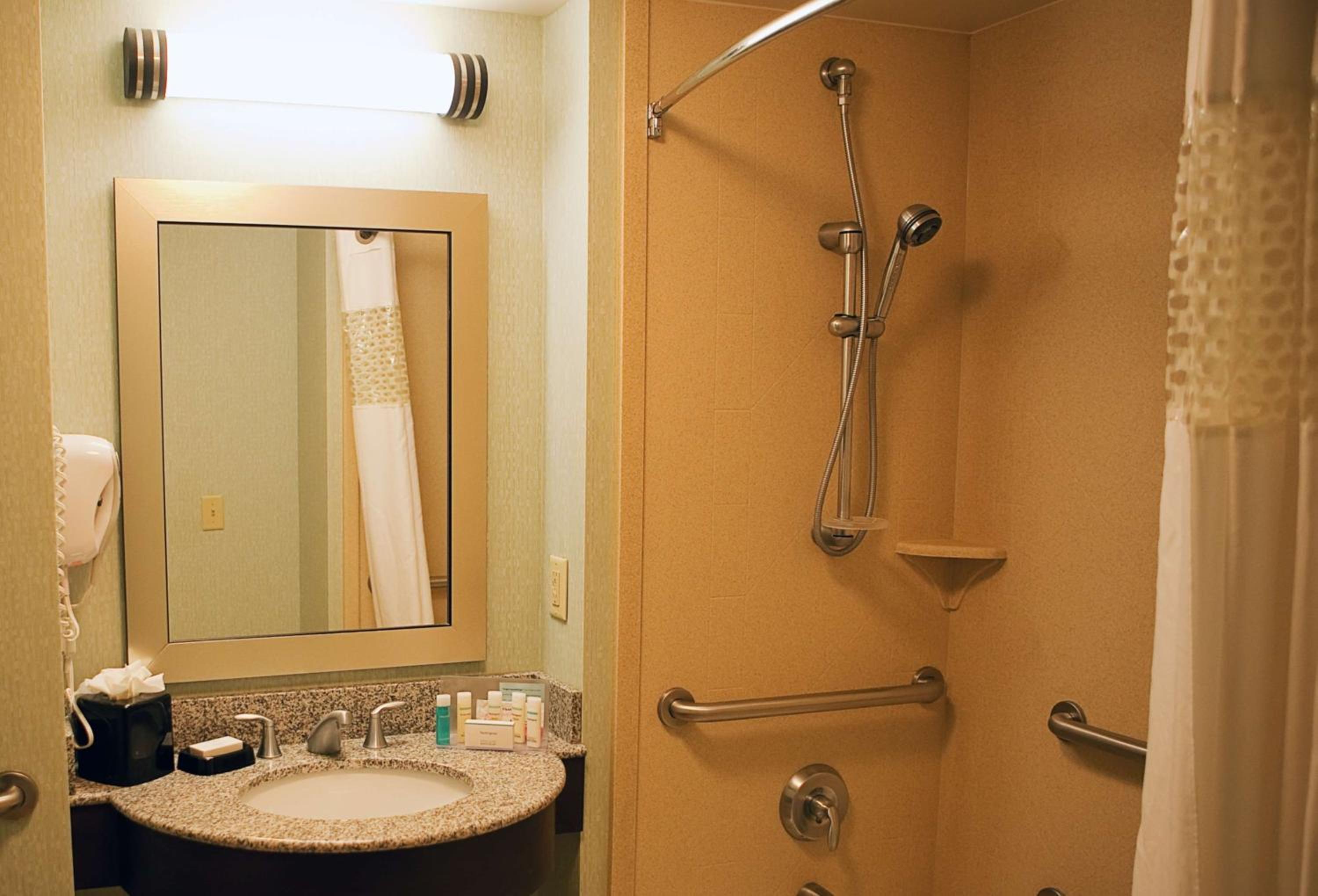 Queen Room with Two Queen Beds - Mobility and Hearing Access/Non-Smoking - Photo 3