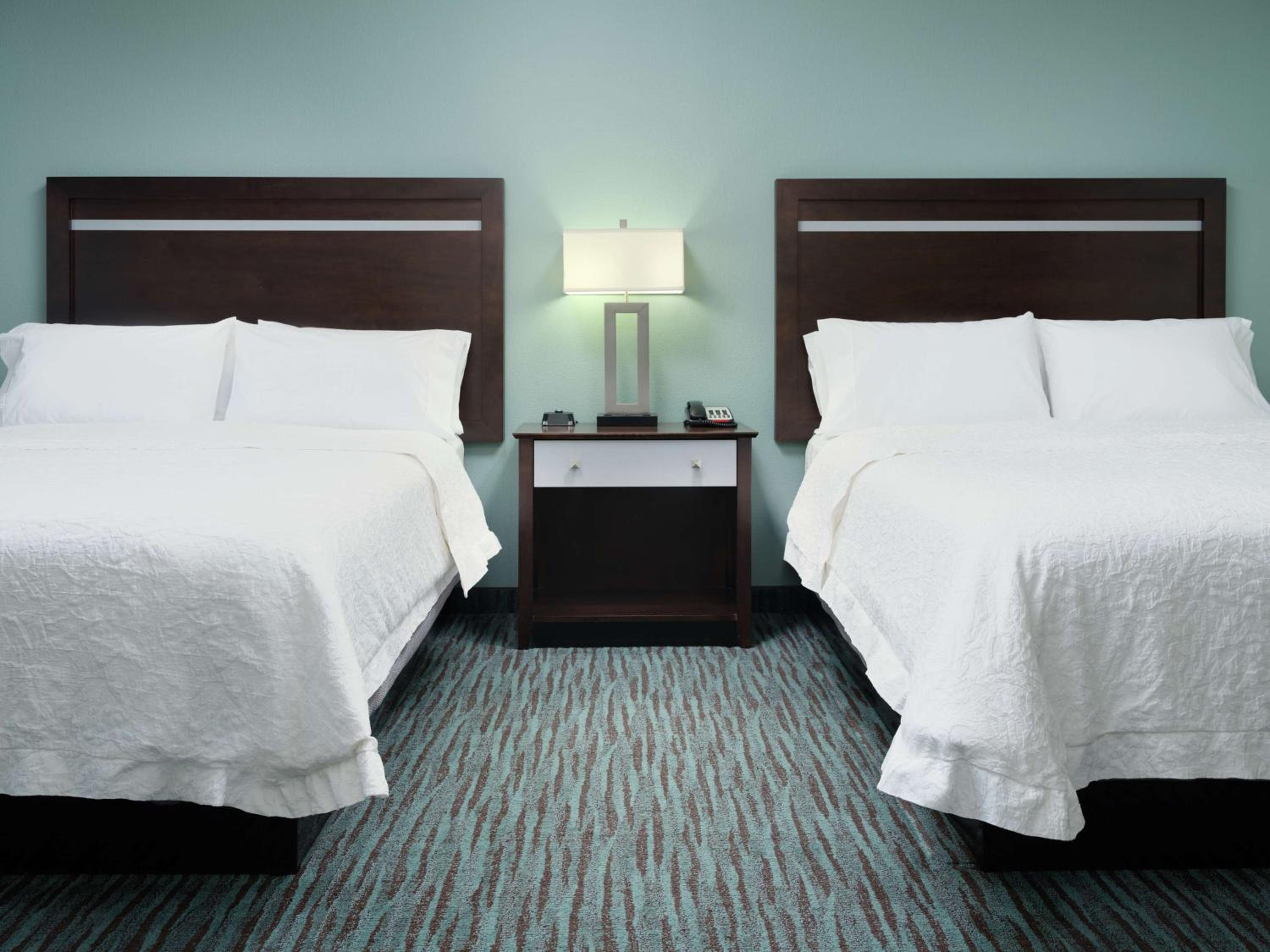 Queen Room with Two Queen Beds - Hearing Access/Non-Smoking photo 2