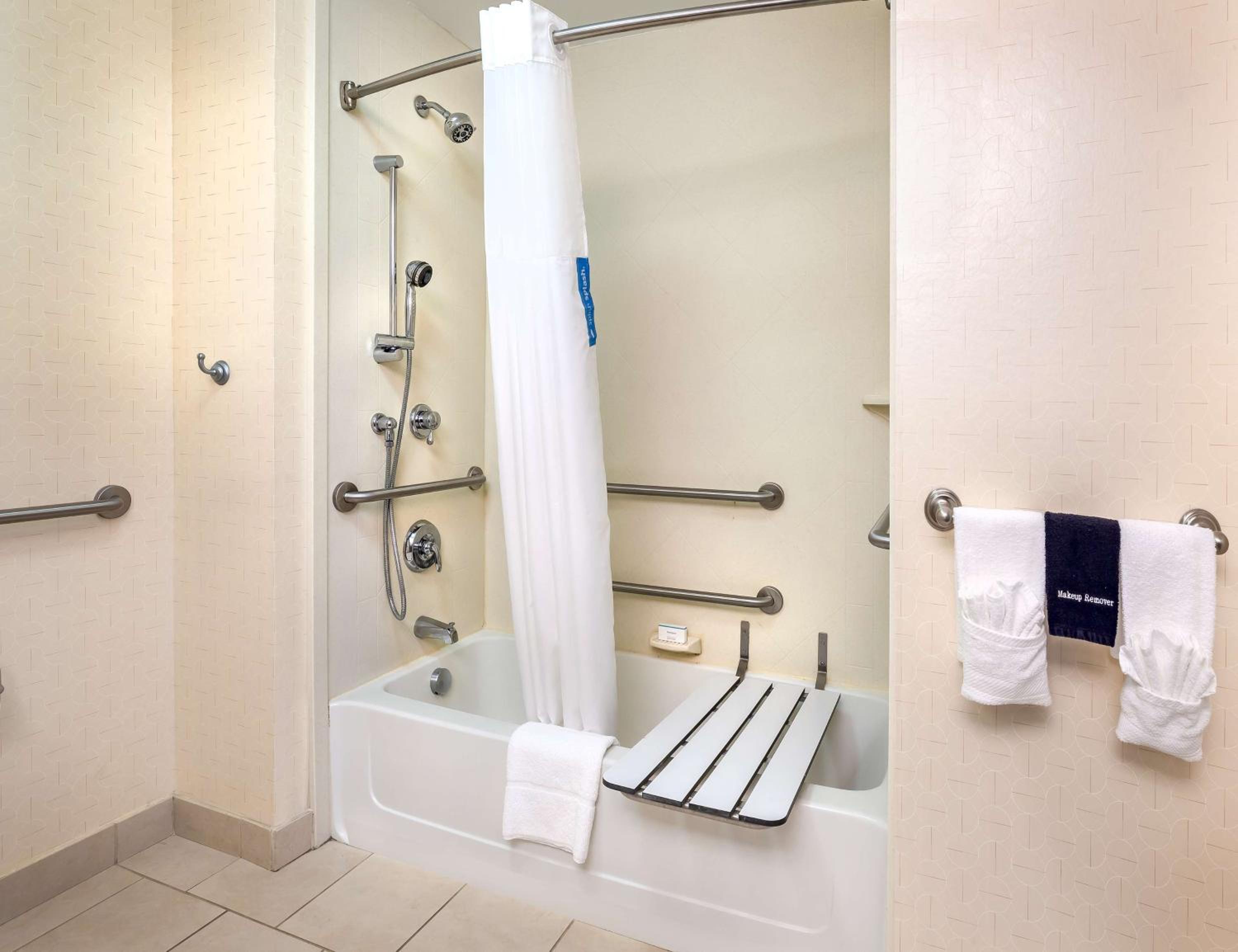 Queen Room with Two Queen Beds - Mobility and Hearing Access/Non-Smoking - Photo 4