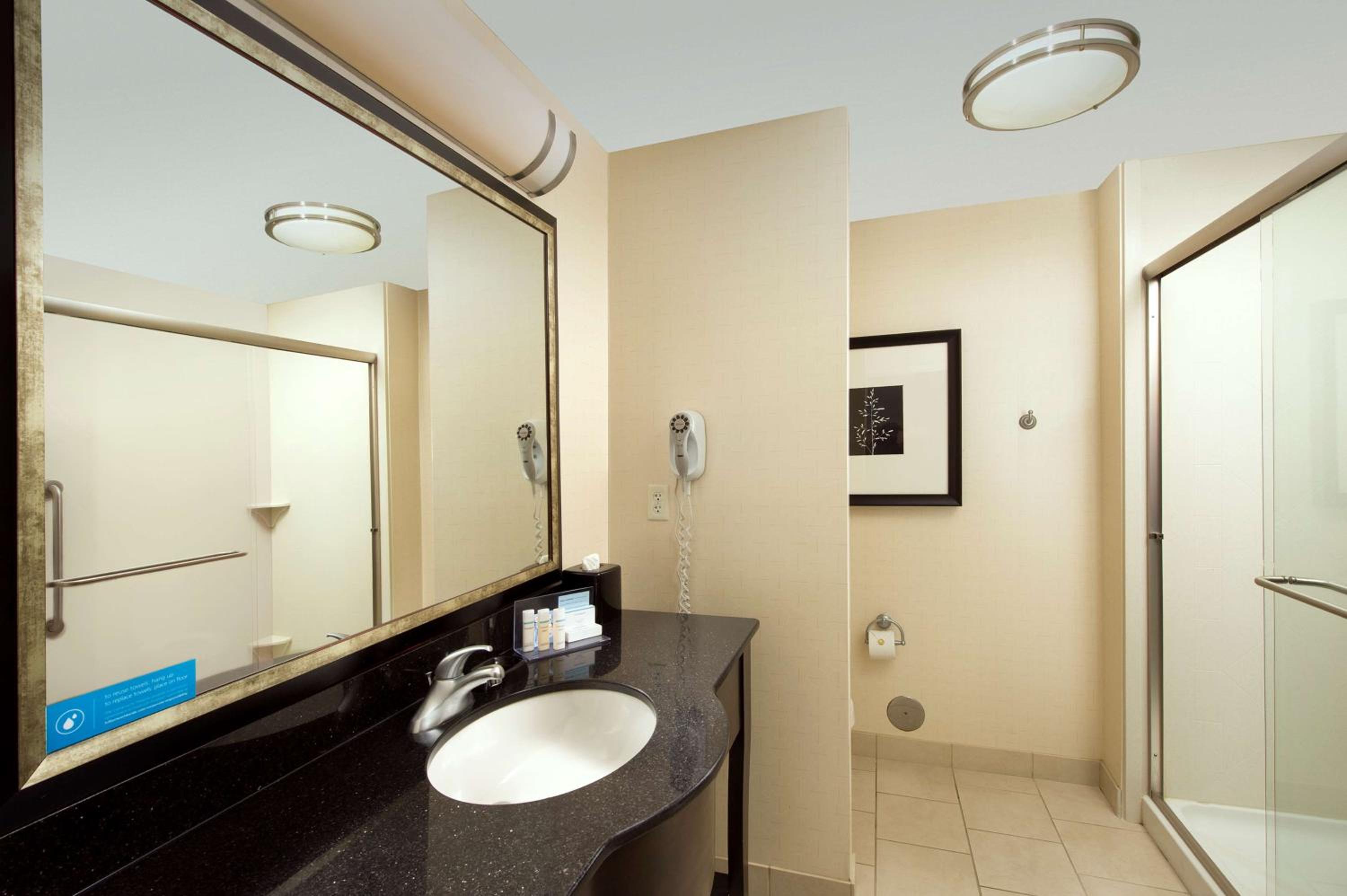 King Room with Shower - Non-Smoking - Photo 2