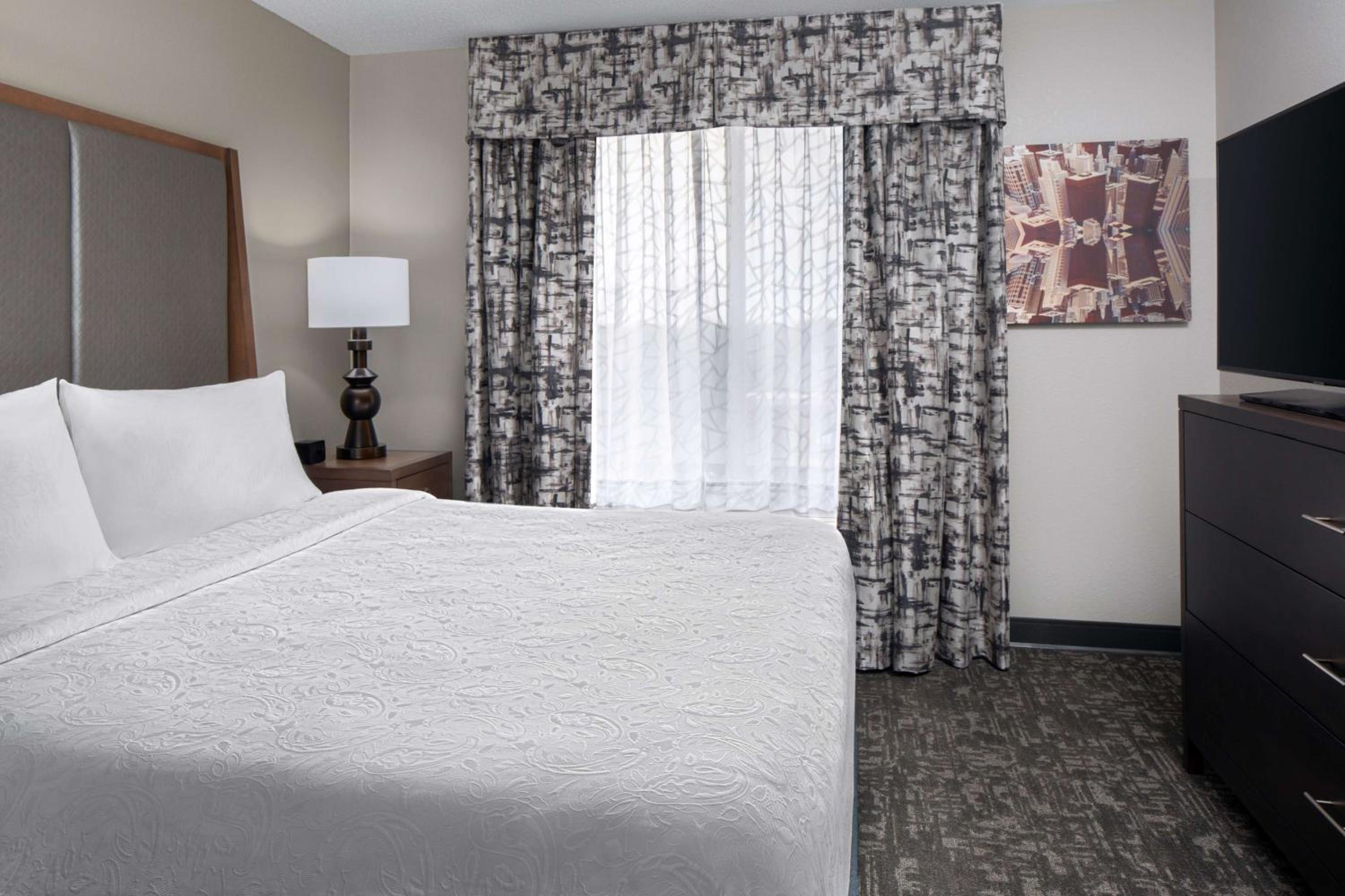 One-Bedroom King Suite - Non-Smoking - Photo 2