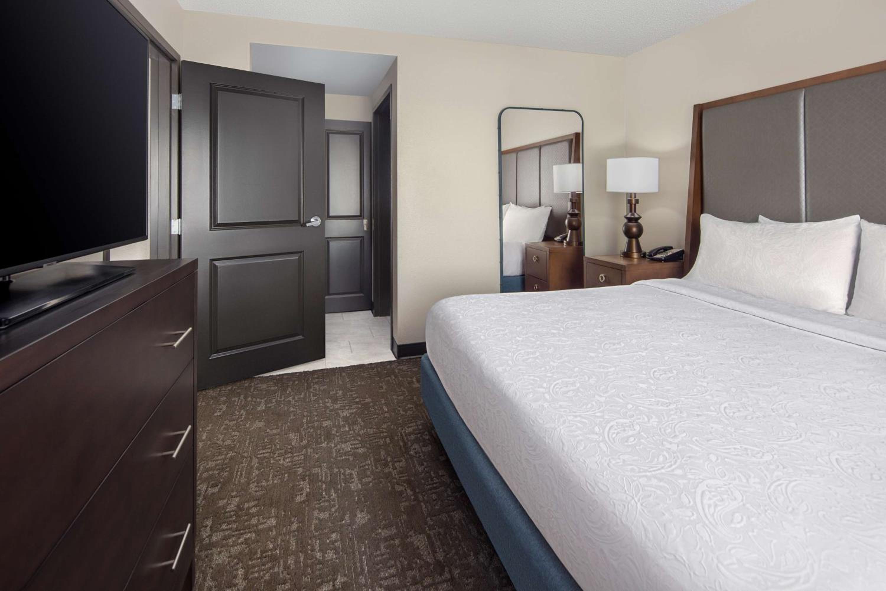 One-Bedroom King Suite - Non-Smoking - Photo 3