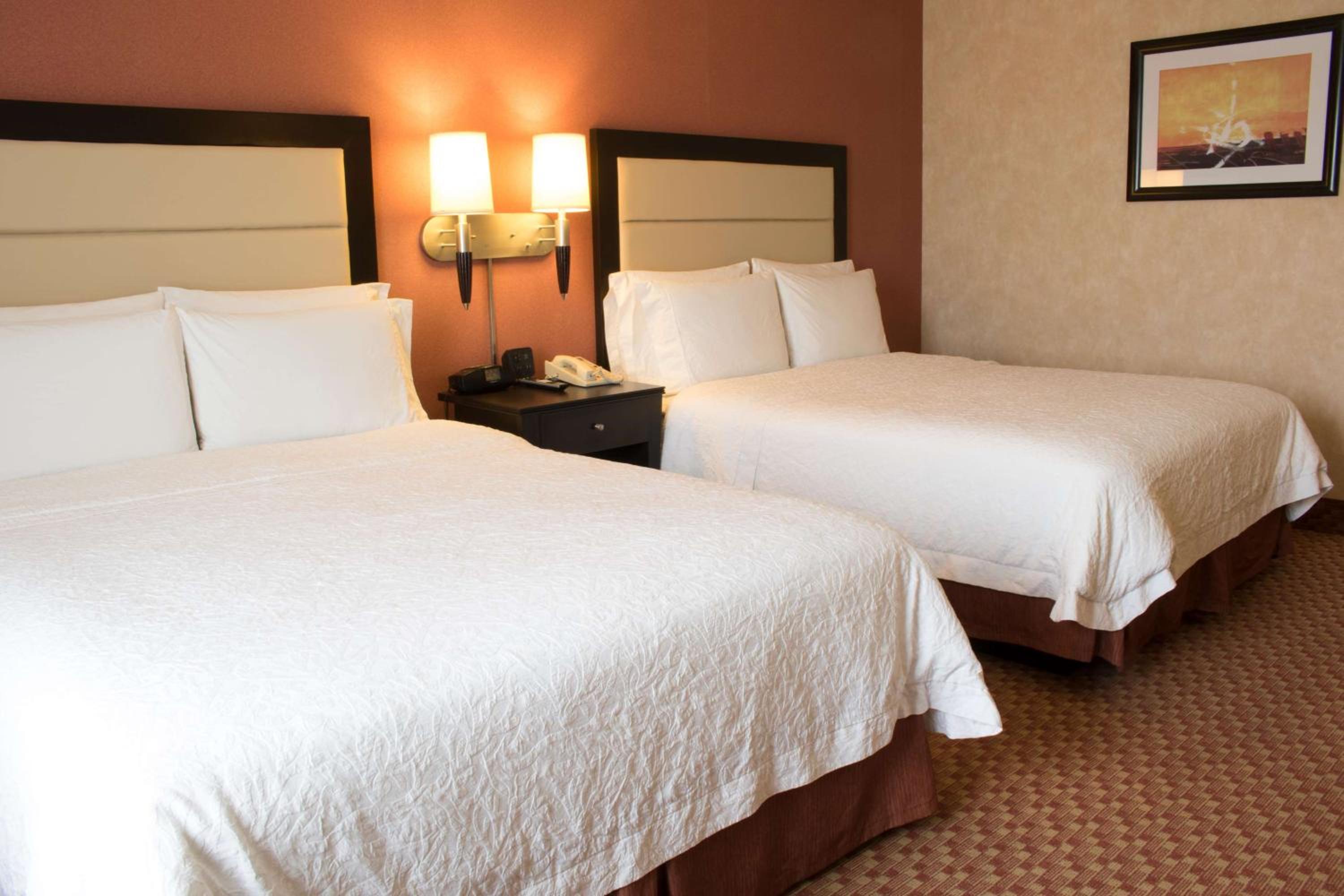 Room with Two Queen Beds - Non-Smoking - Photo 4