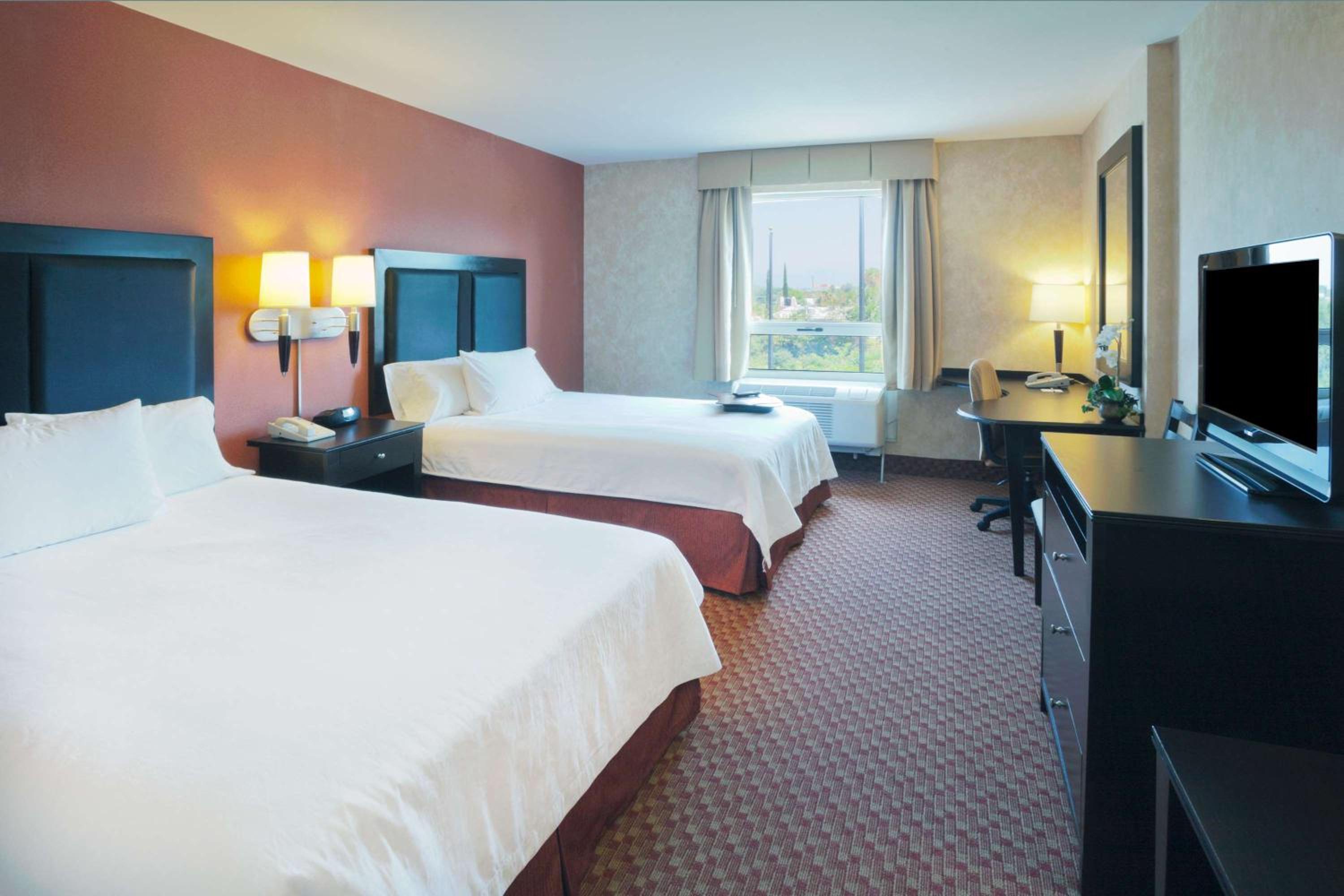 Room with Two Queen Beds - Non-Smoking - Photo 3