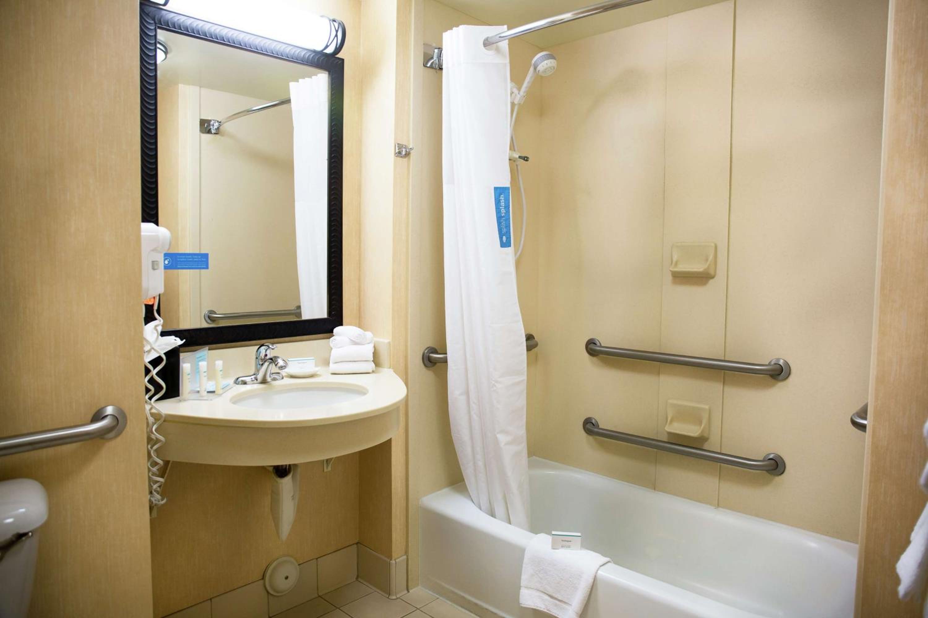 Queen Room with Two Queen Beds - Mobility and Hearing Access/Non-Smoking - Photo 3