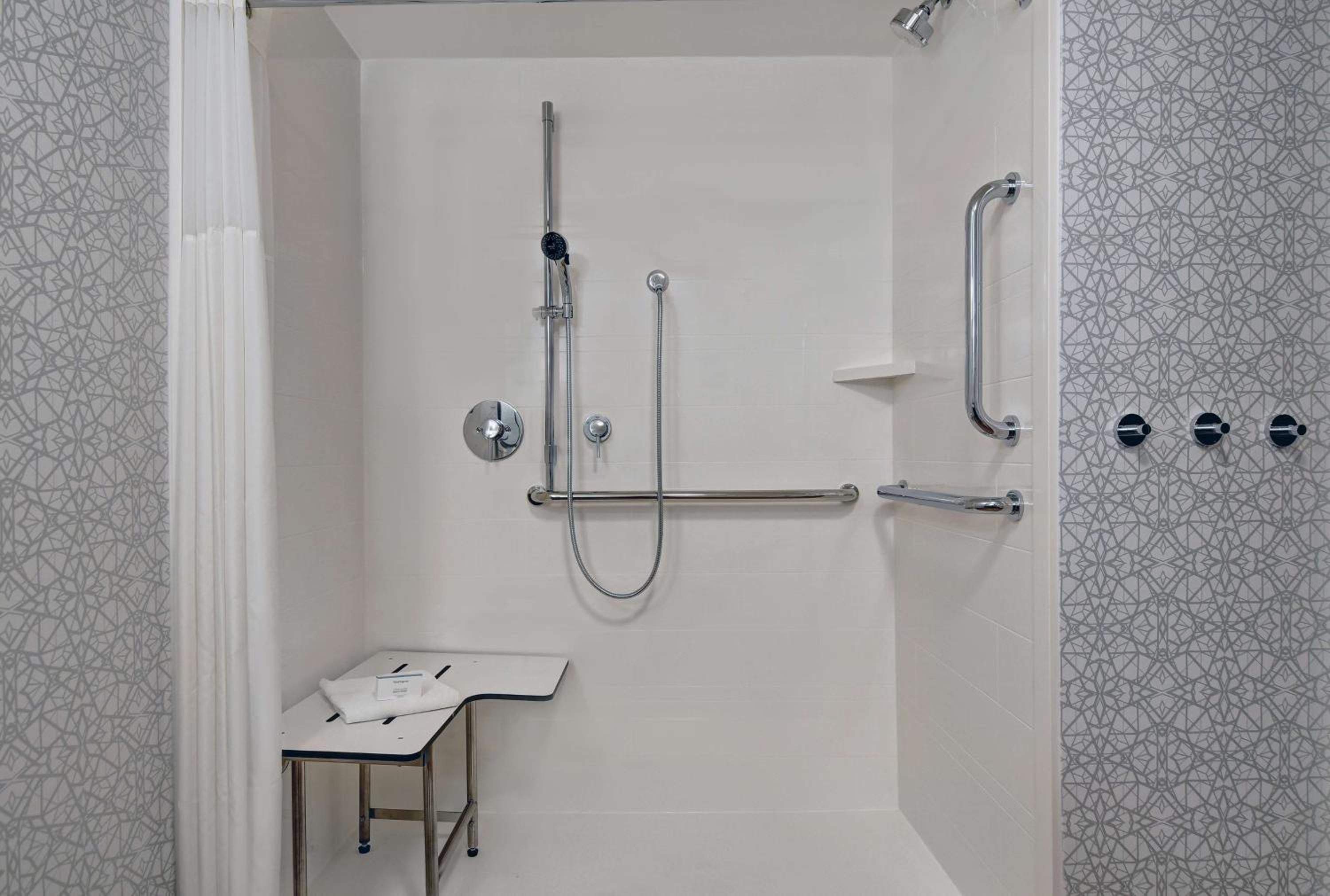 Queen Room with Roll-In Shower - Disability Access/Non-Smoking - Photo 4