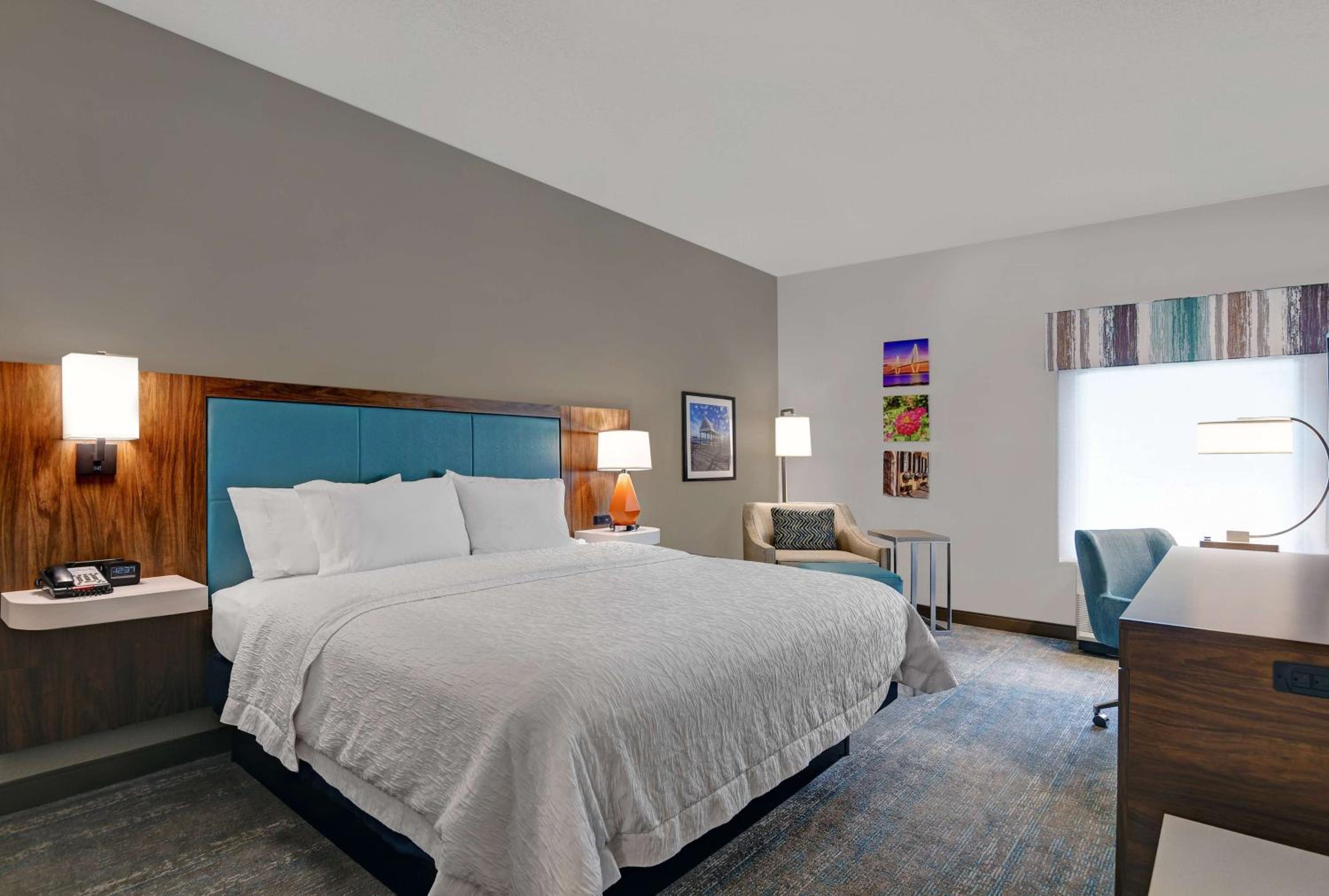 King Room with King Bed - Non-Smoking - Photo 7