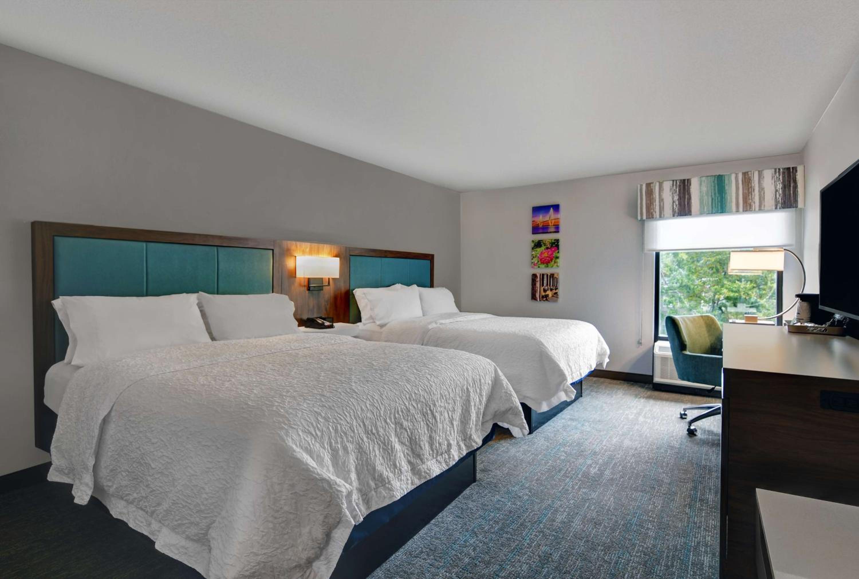 Room with Two Queen Beds - Non-Smoking - Photo 5