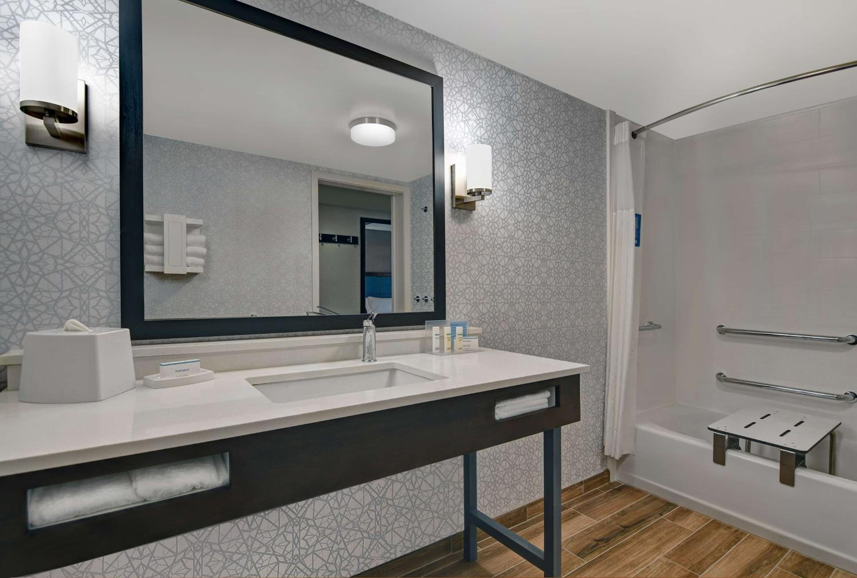 Queen Room with Bath Tub - Disability Access/Non-Smoking  - Photo 2