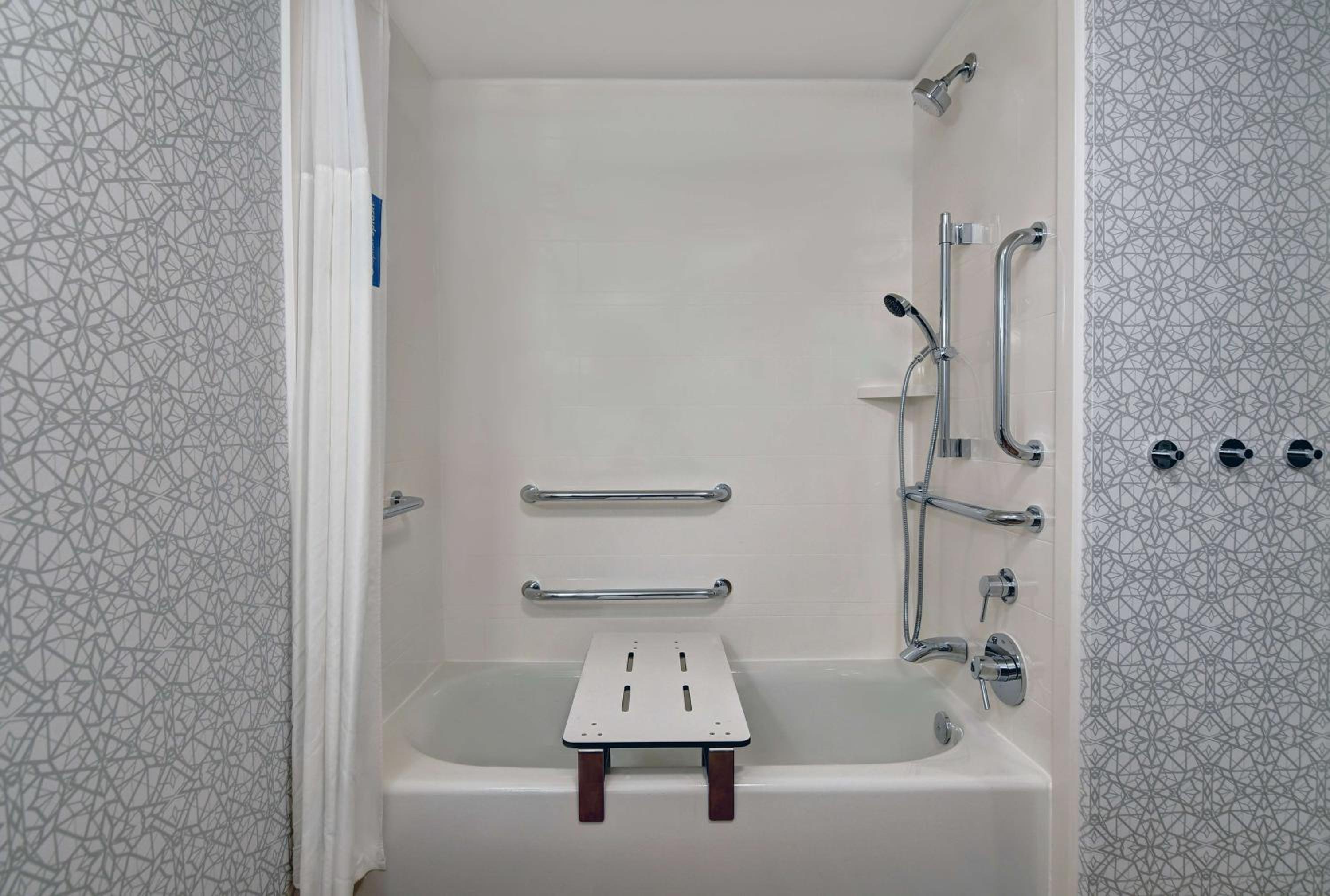 Queen Room with Bath Tub - Disability Access/Non-Smoking  - Photo 5
