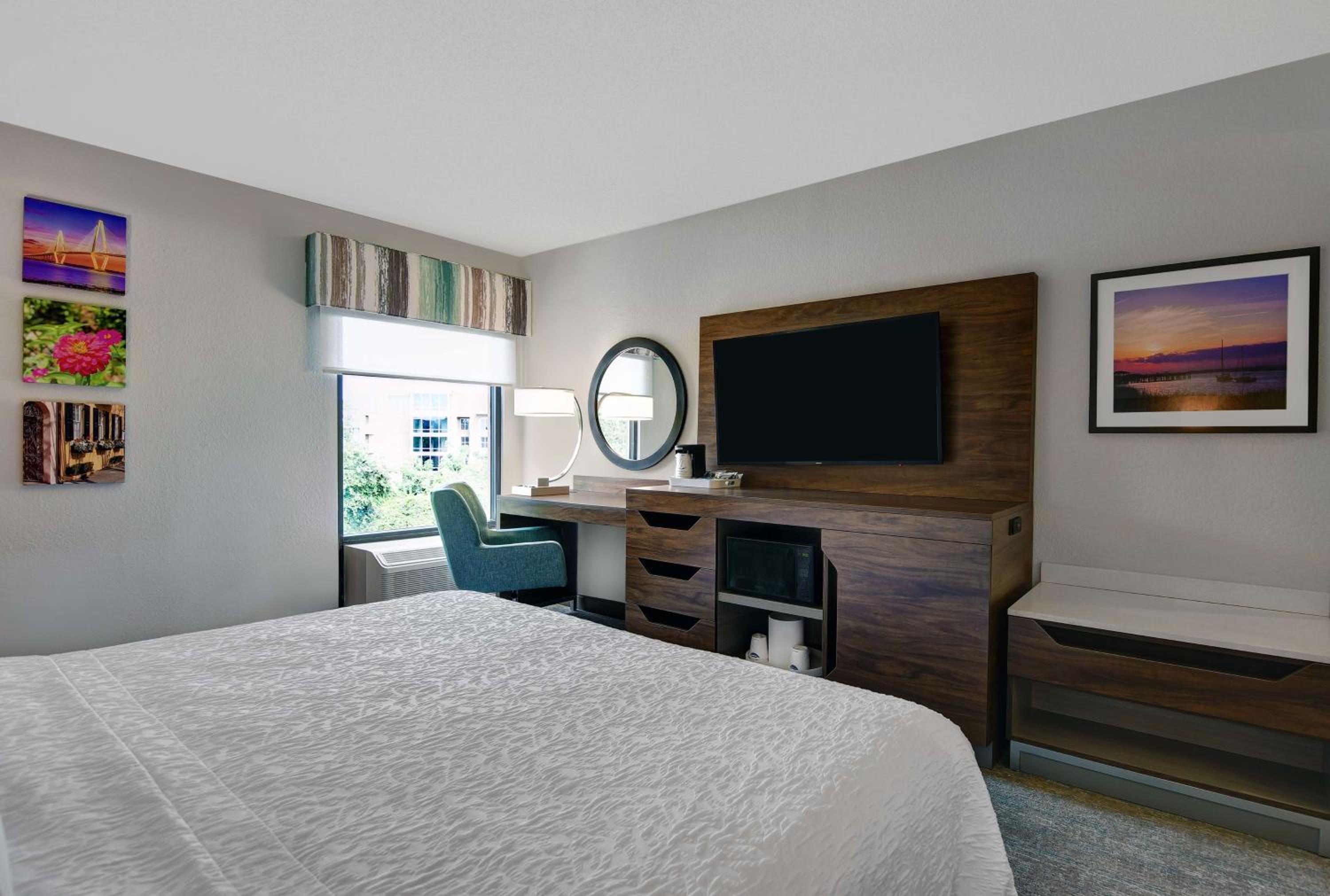 King Room with King Bed - Non-Smoking - Photo 3