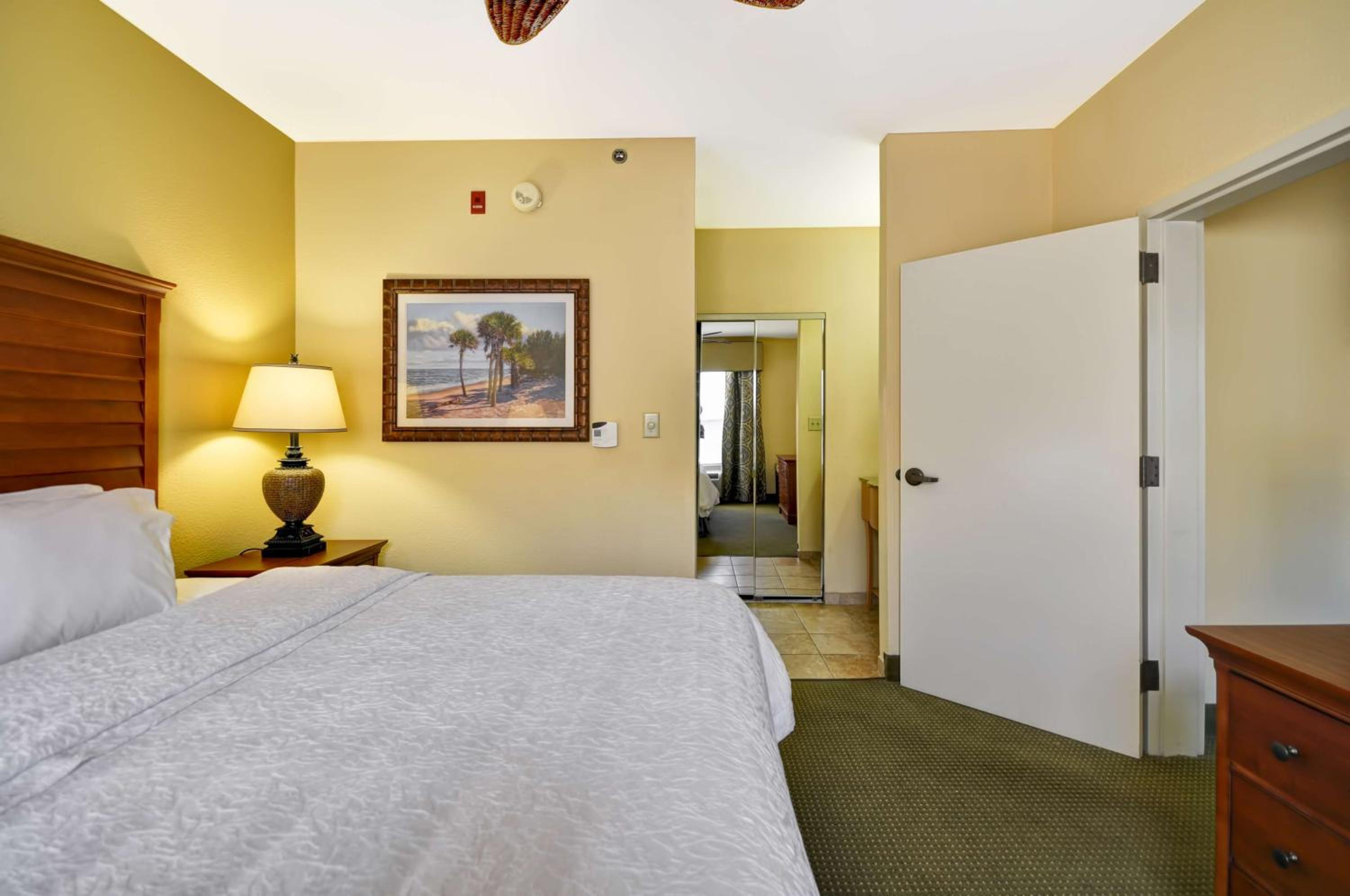 One-Bedroom King Suite with Kitchen - Non-Smoking  - Photo 4