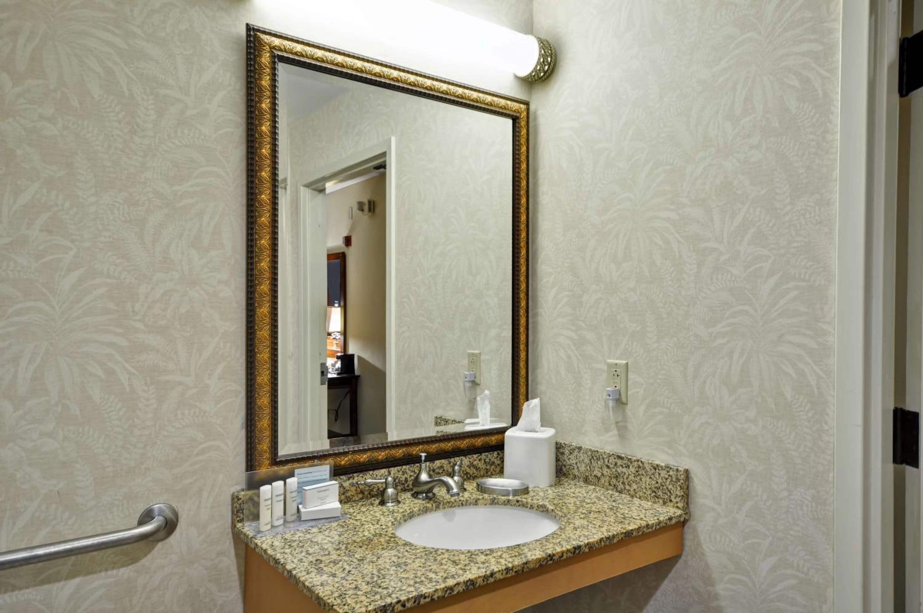 King Room with Accessible Tub - Mobility and Hearing Access/Non-Smoking - Photo 5