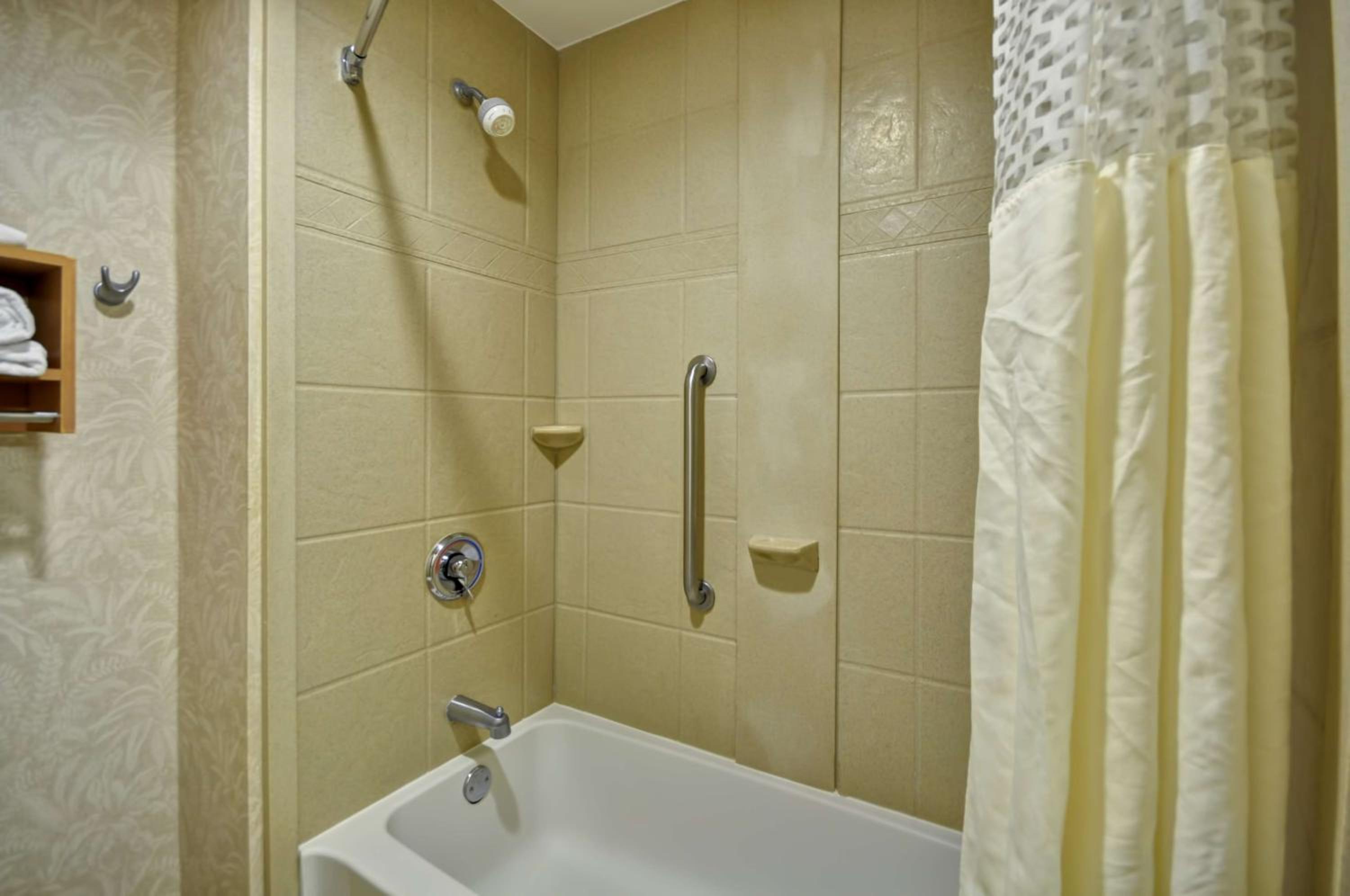 King Room with King Bed - Non-Smoking - Photo 4