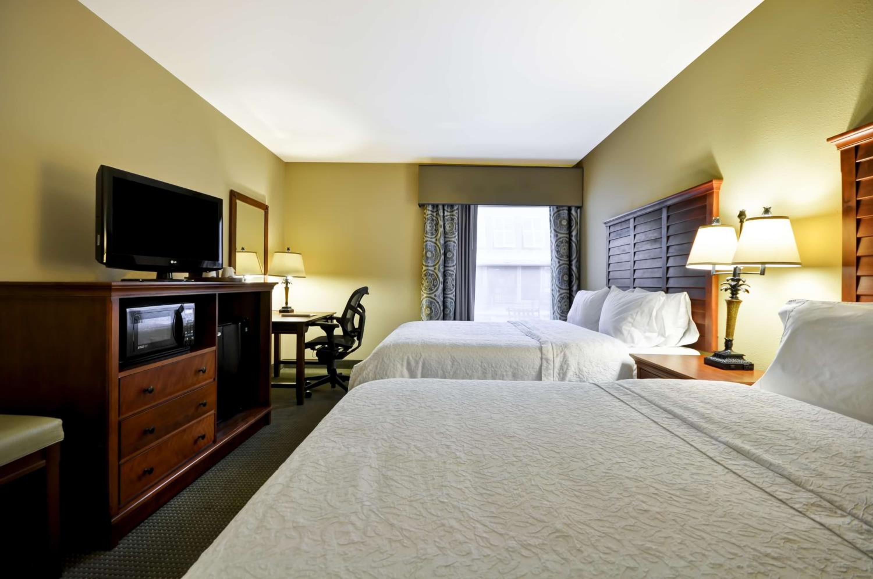 Room with Two Queen Beds - Non-Smoking - Photo 6