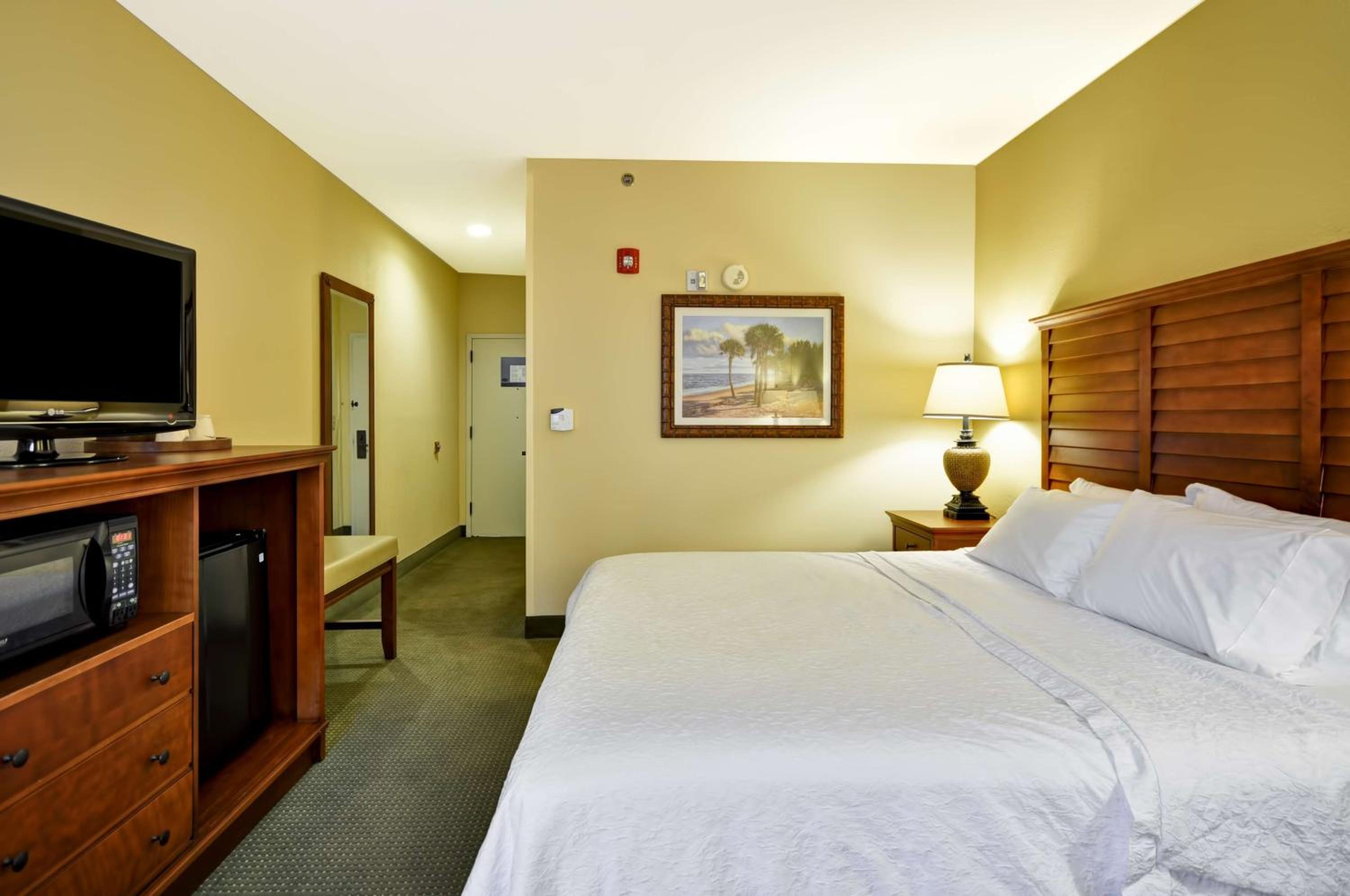King Room with King Bed - Non-Smoking - Photo 2