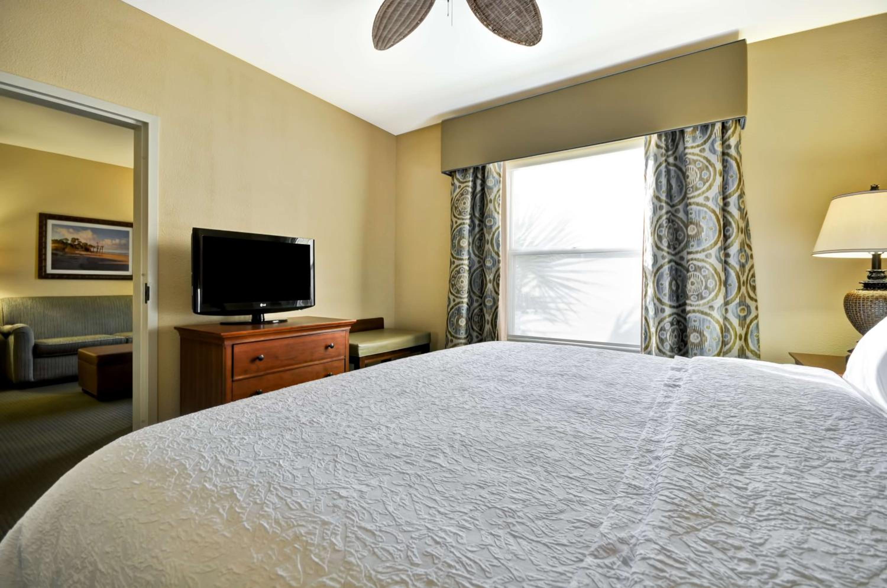 King Room with King Bed - Non-Smoking - Photo 6
